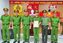 Trao thưởng đột xuất Công an phường Ea Kao vì phá nhanh vụ cướp tài sản Trao thưởng đột xuất Công an phường Ea Kao vì phá nhanh vụ cướp tài sản