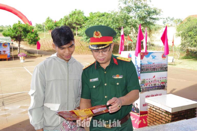 Trung đoàn 95 tuyên truyền pháp luật gắn với chăm lo đời sống nhân dân