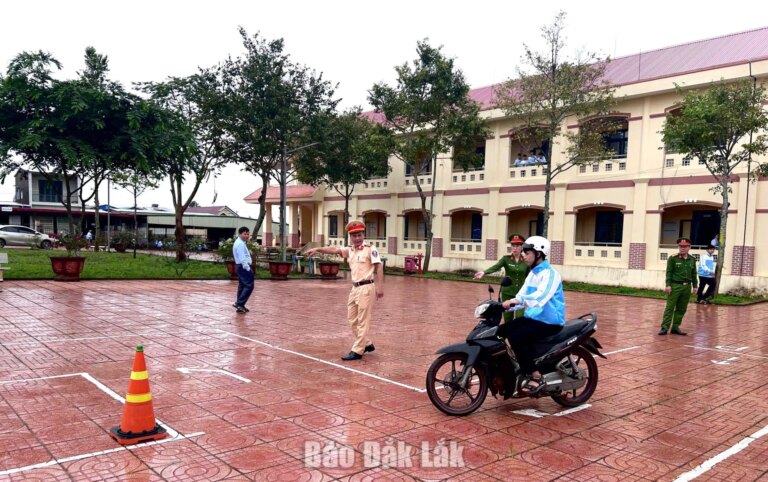 Tuyên truyền an toàn giao thông tại Trường THPT số 1 Tôn Đức Thắng