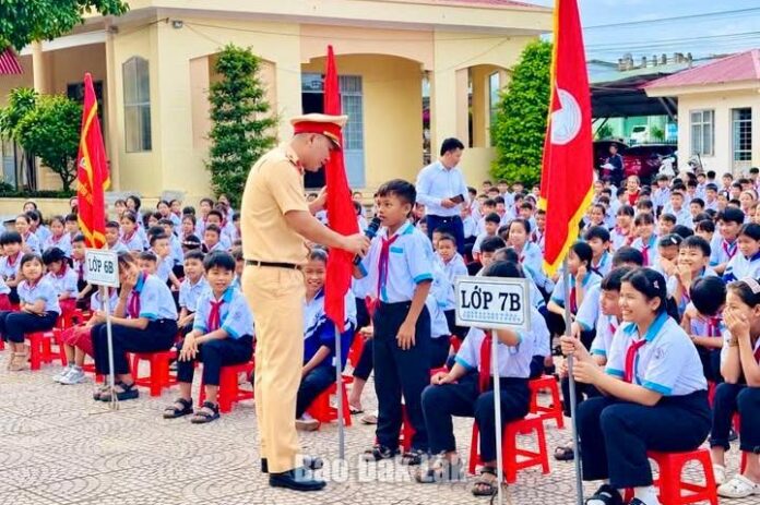 Tuyên truyền pháp luật cho giáo viên, học sinh Trường Tiểu học và THCS Hoàng Diệu