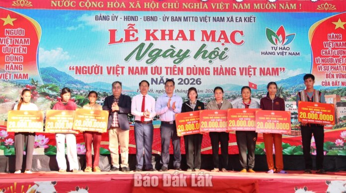 Xã Ea Kiết hưởng ứng Ngày hội hàng Việt và Vì người nghèo