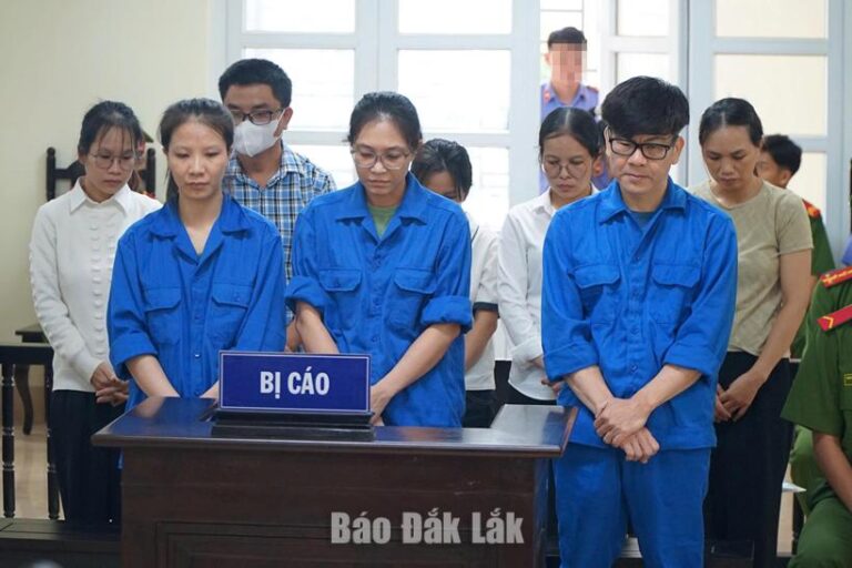 Xét xử 8 bị cáo trong vụ sản xuất kẹo Kera giả