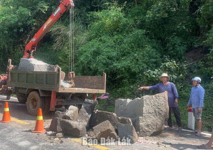 Xử lý tảng đá lớn lăn xuống Quốc lộ 27