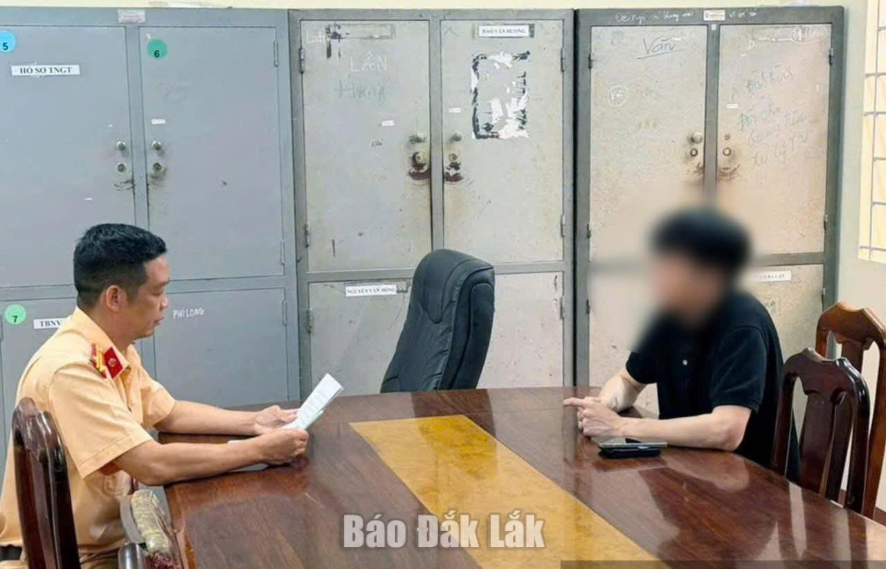 Cán bộ Phòng CSGT làm việc với tài xế liên quan vụ tai nạn.