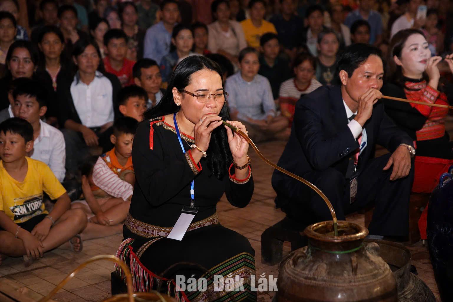 Đại biểu cùng thưởng thức rượu cần của người M’nông.