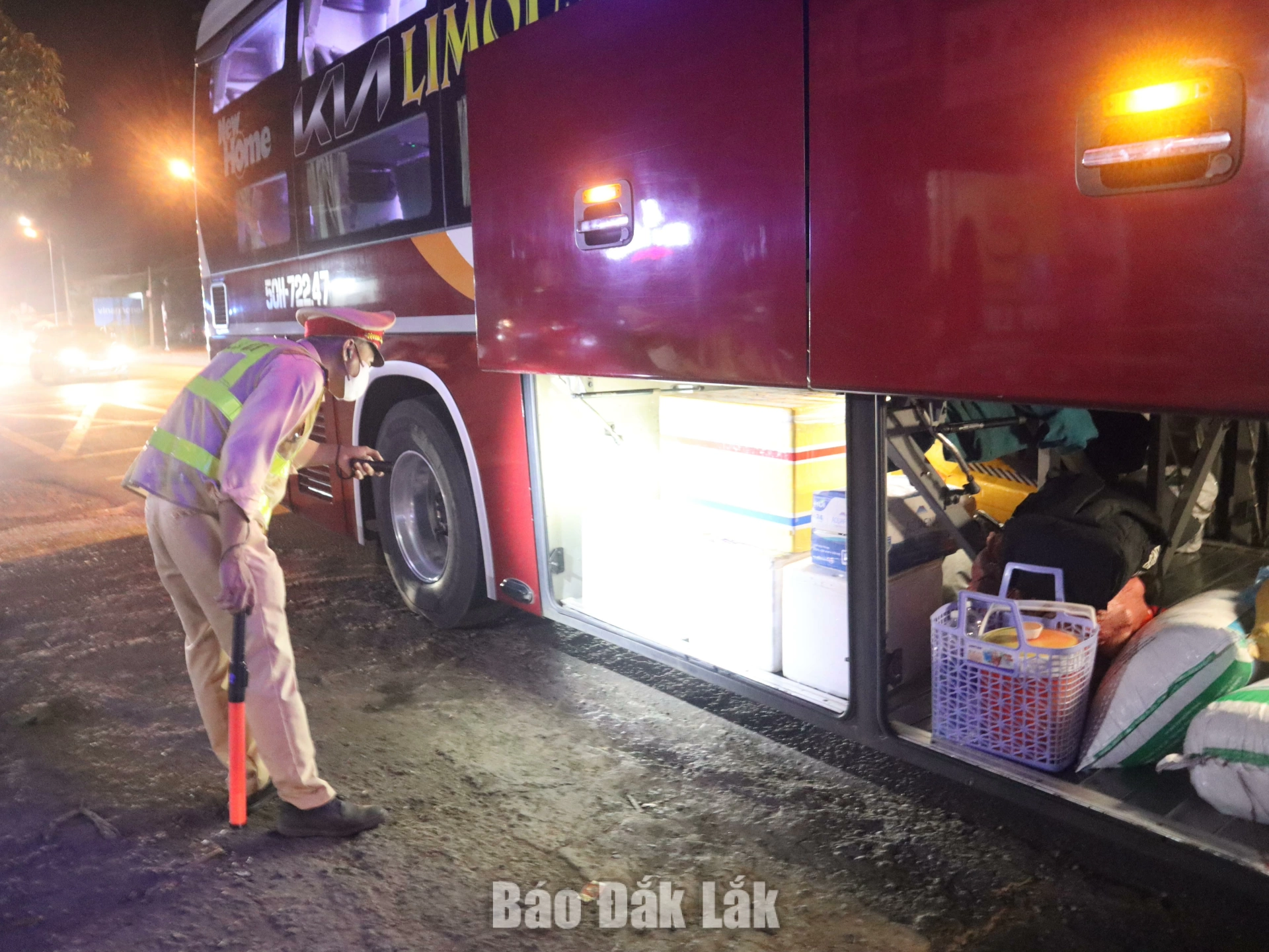 Giao thông thông suốt, an toàn xuyên suốt kỳ nghỉ lễ 4 Cán bộ Phòng CSGT kiểm tra khoang chở hàng hóa xe khách lưu thông trên Quốc lộ 14.