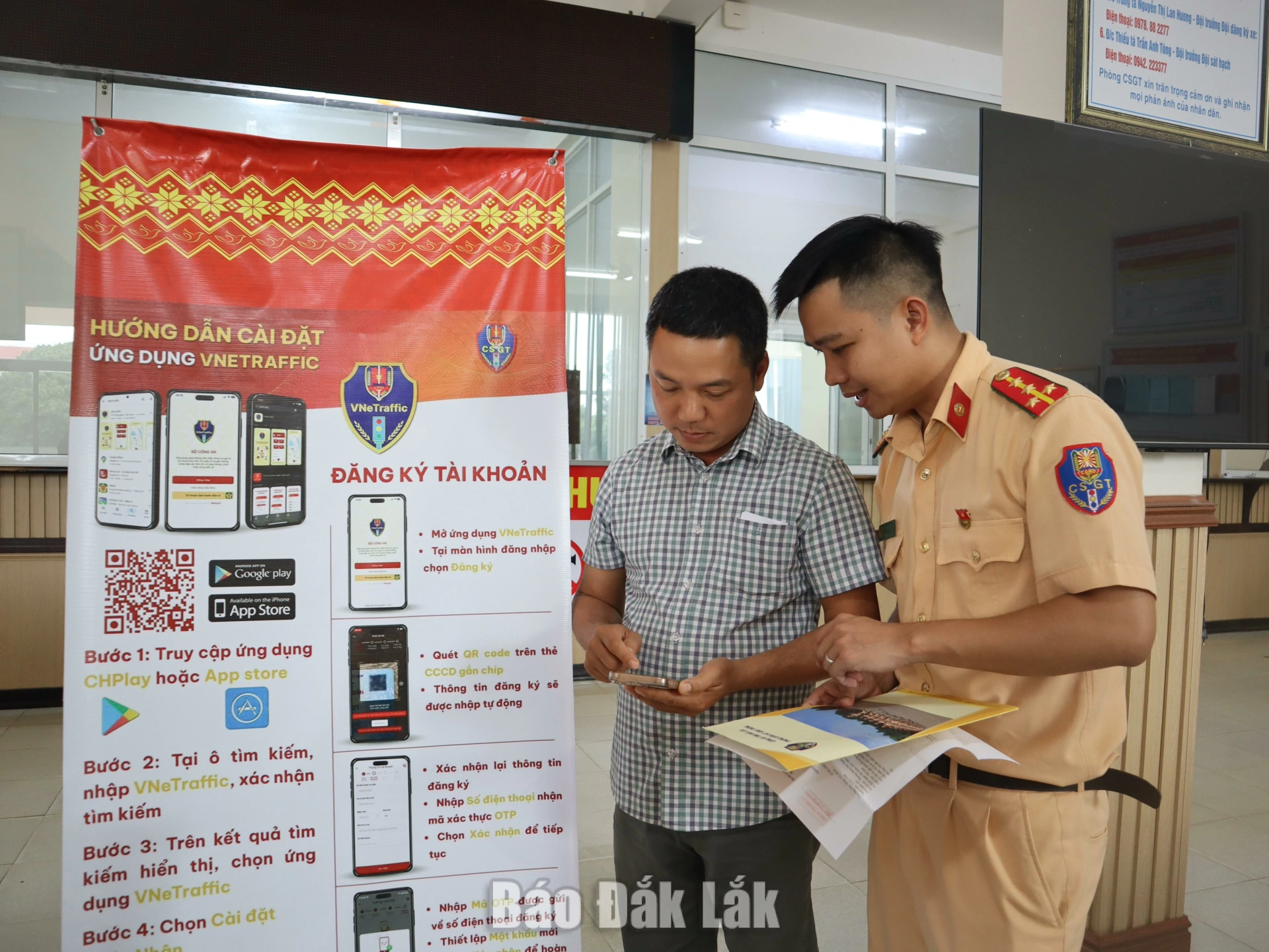 Cán bộ Phòng CSGT, Công an tỉnh hướng dẫn người dân cài đặt ứng dụng VNeTraffic. 