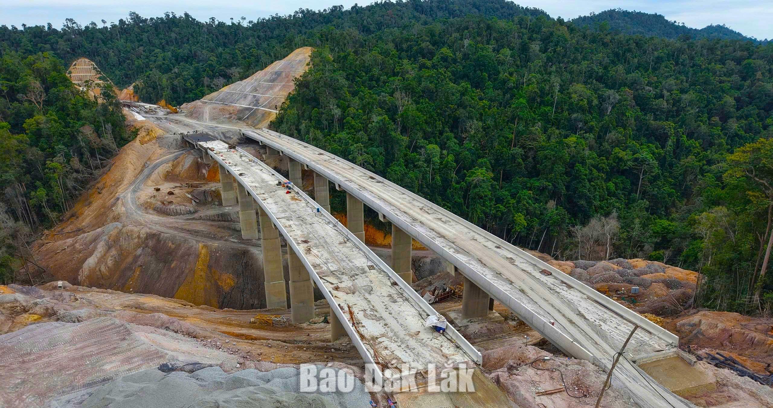Thi công hạng mục cầu thuộc Dự án thành phần 2 cao tốc Khánh Hòa - Buôn Ma Thuột.
