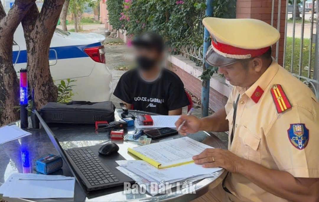 Cán bộ Phòng CSGT lập biên bản xử lý vi phạm đối với tài xế N.V.A.