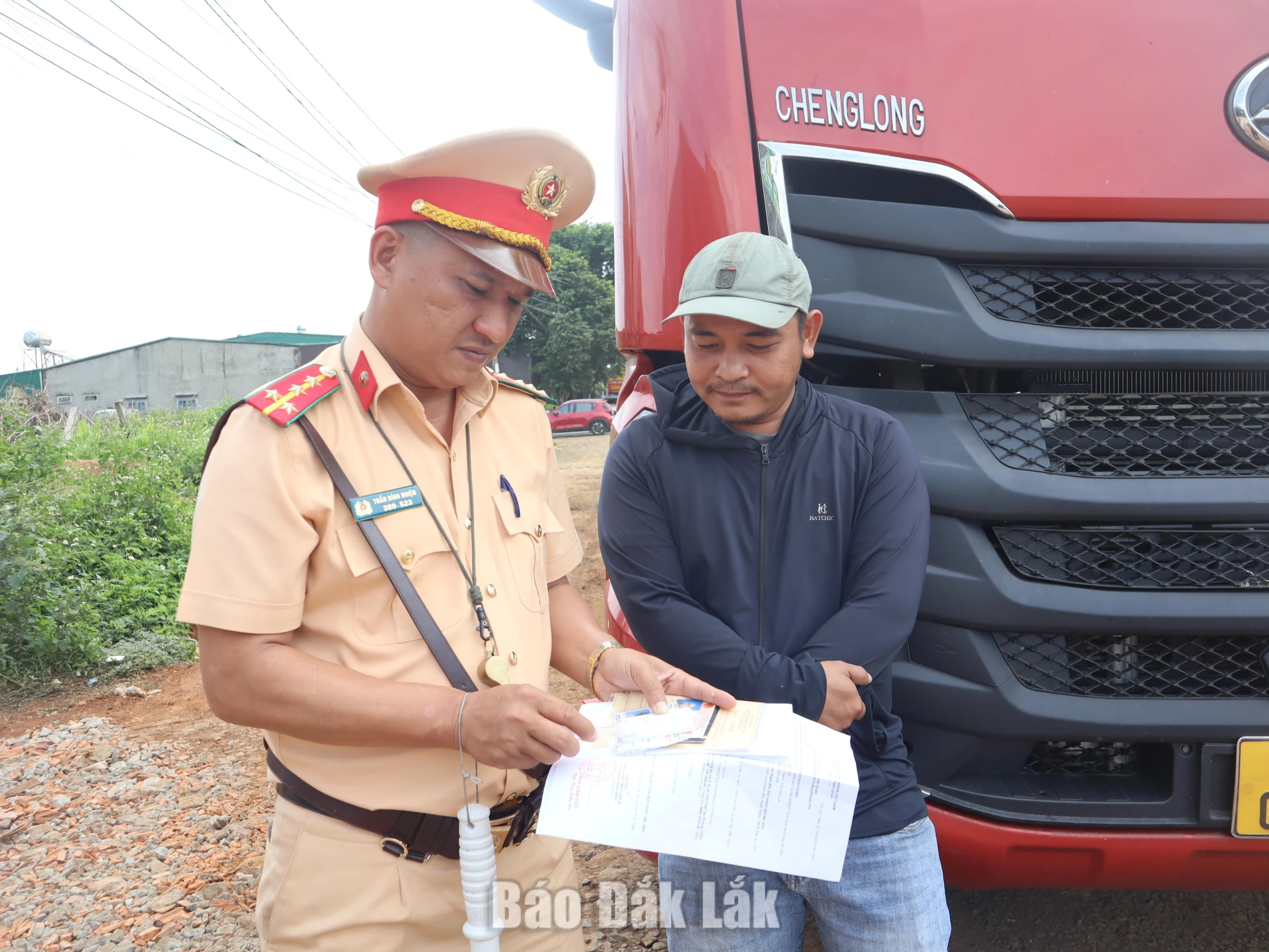 Hơn 114.000 trường hợp vi phạm giao thông trong 9 tháng 1
Cán bộ Phòng CSGT kiểm tra giấy tờ của người điều khiển phương tiện lưu thông trên Quốc lộ 26.