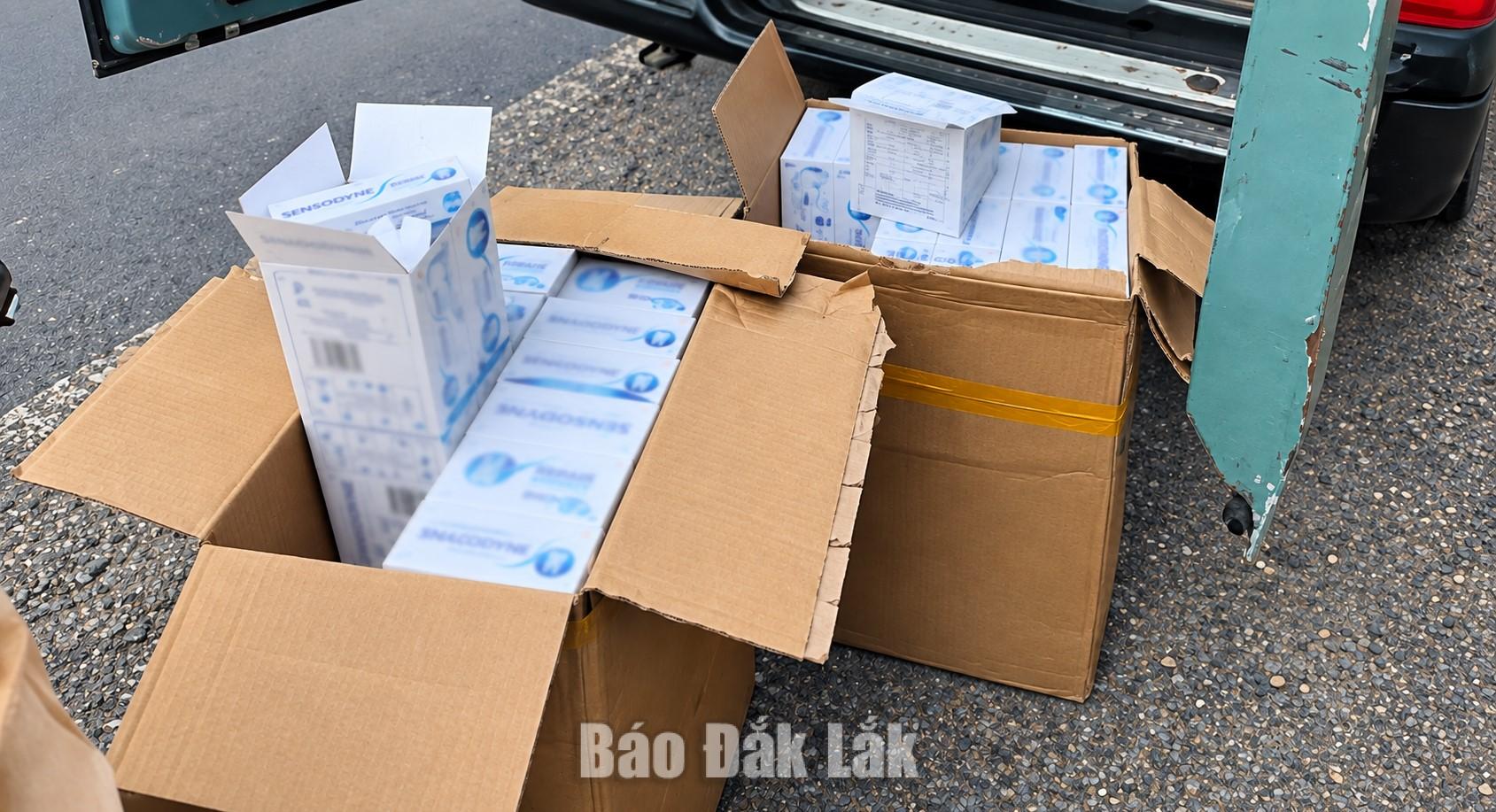 CSGT Đắk Lắk phát hiện hơn 380 tuýp kem đánh răng không có hóa đơn, chứng từ 1 Số hàng hóa tại thời điểm kiểm tra.
