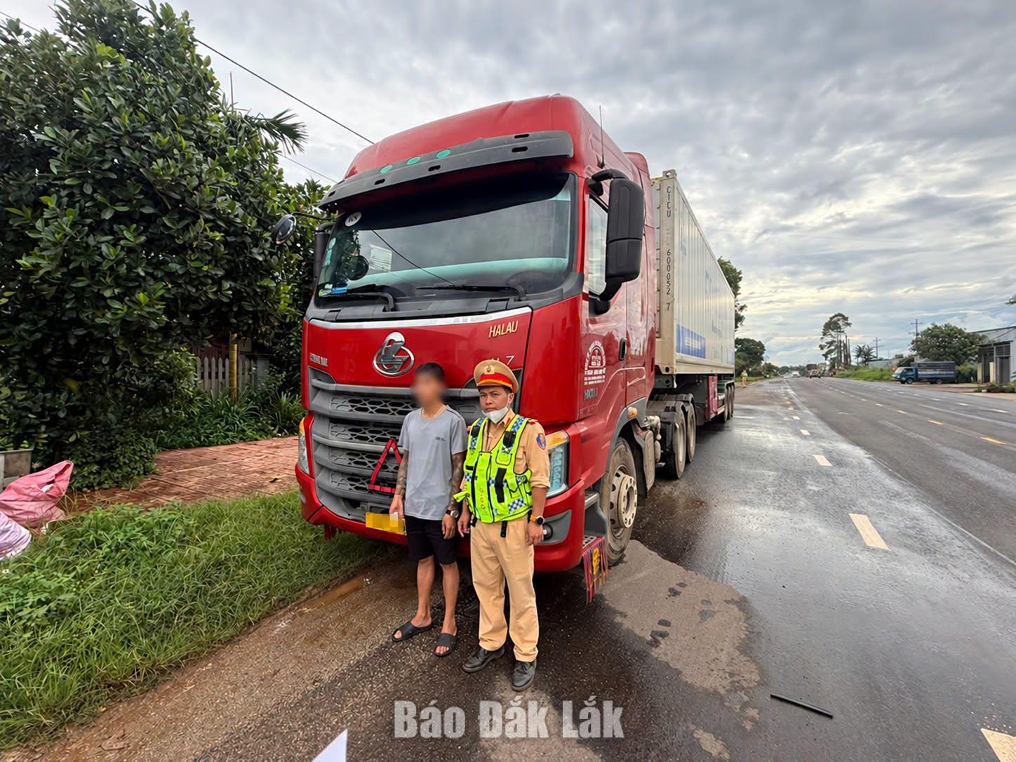 Phát hiện tài xế xe đầu kéo dương tính với chất ma túy 1 Tài xế xe đầu kéo tại thời điểm kiểm tra.