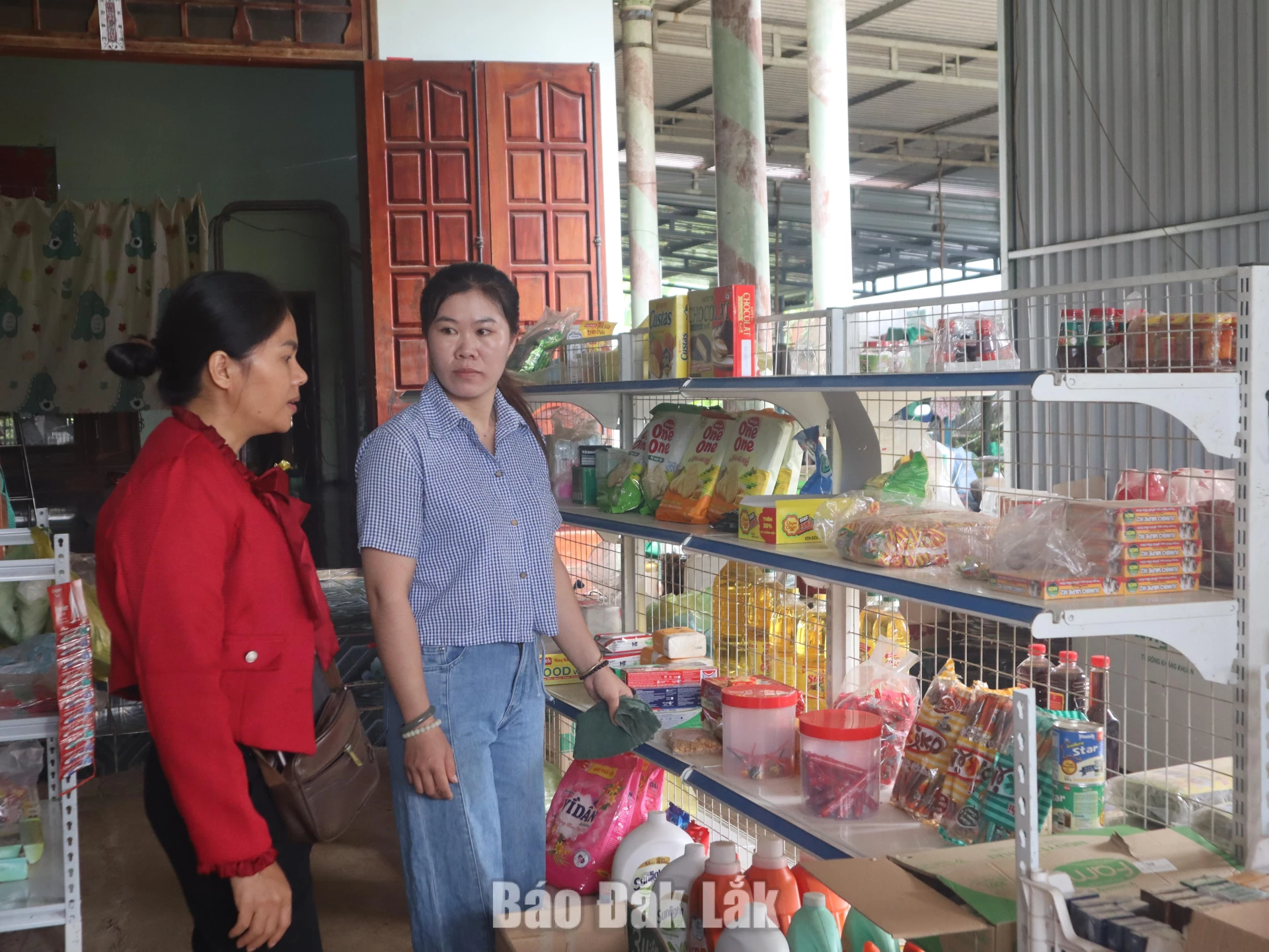 Phụ nữ Đắk Phơi: Đổi nếp nghĩ, mở lối làm ăn 3 Chị Hoàng Thị Thu Thùy (áo xanh) bên quán tạp hóa của gia đình.