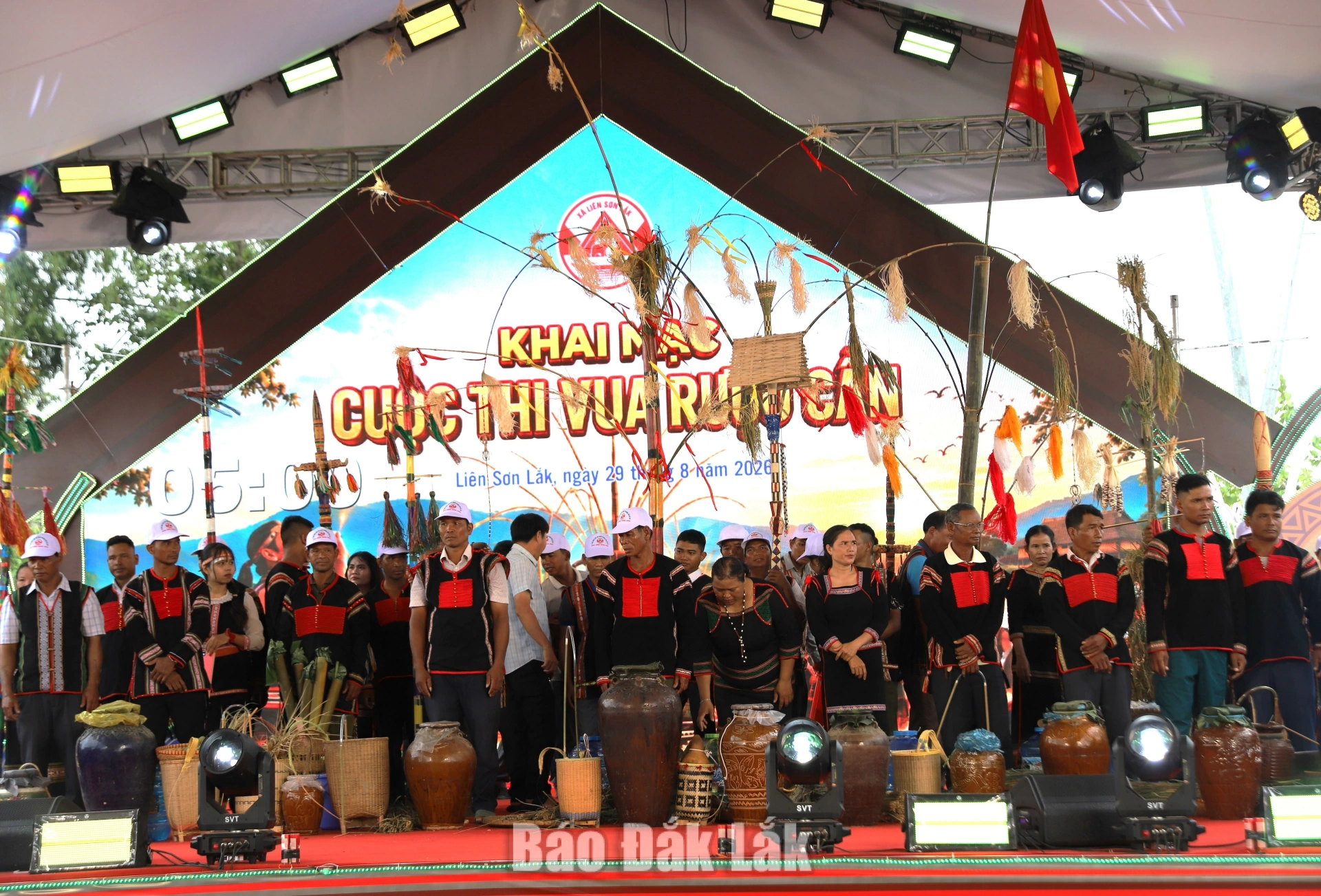 Các thí sinh tham gia cuộc thi Vua rượu cần.