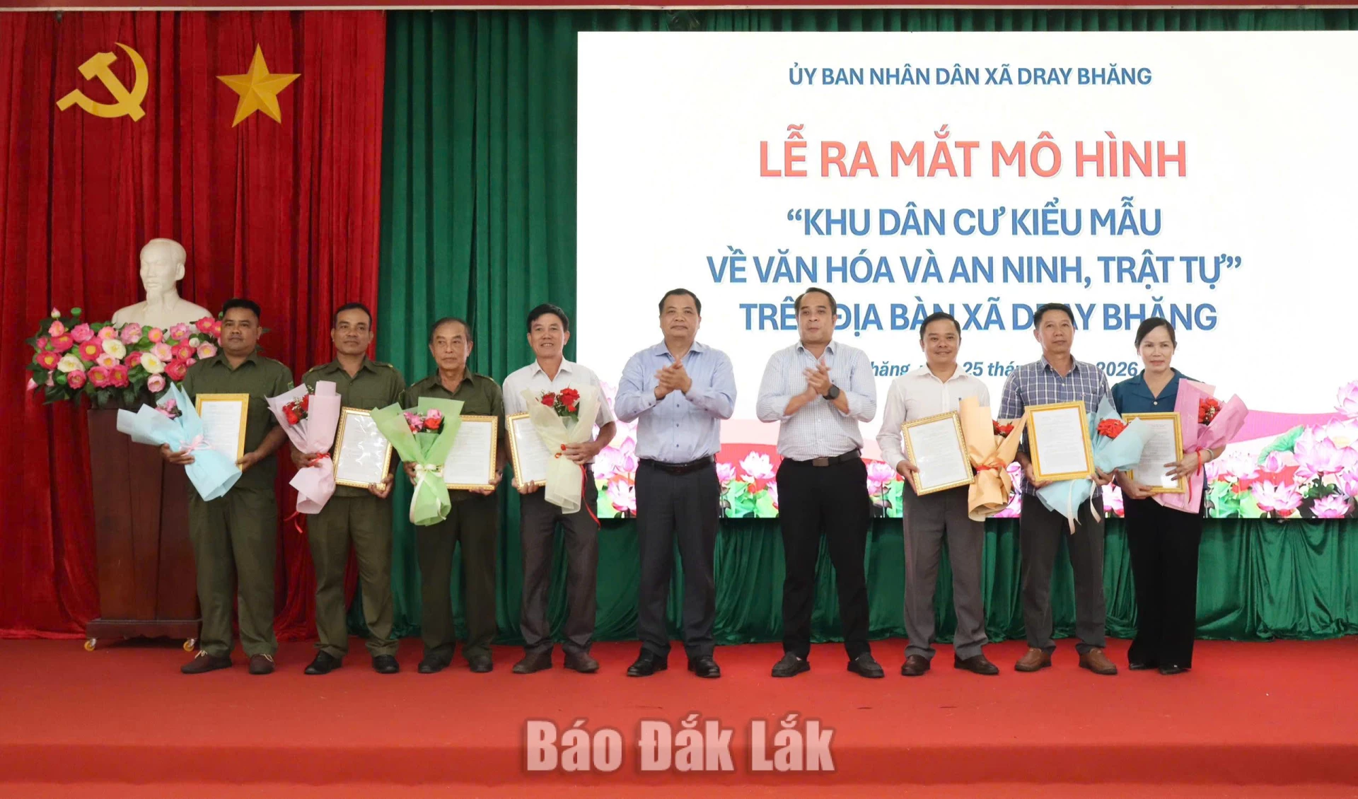 Xã Dray Bhăng ra mắt mô hình Khu dân cư kiểu mẫu về văn hóa và an ninh, trật tự 2 Chú thích ảnh: Đại diện lãnh đạo xã Dray Bhăng trao quyết định thành lập và tặng hoa các Tổ thực hiện mô hình “Khu dân cư kiểu mẫu về văn hóa và an ninh, trật tự”.