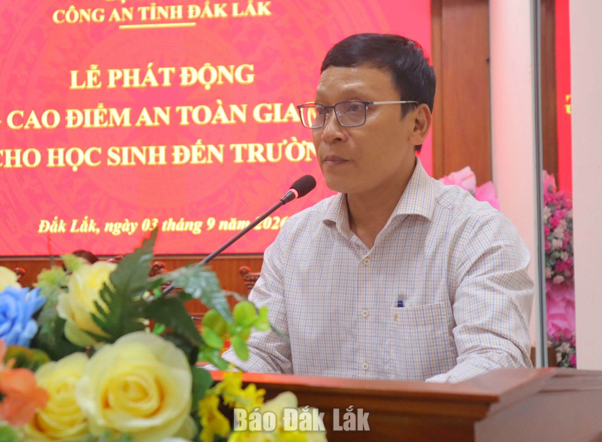 Thầy Nguyễn Văn Hùng, Phó Hiệu trưởng Trường THPT Chu Văn An phát biểu hưởng ứng Tháng cao điểm.