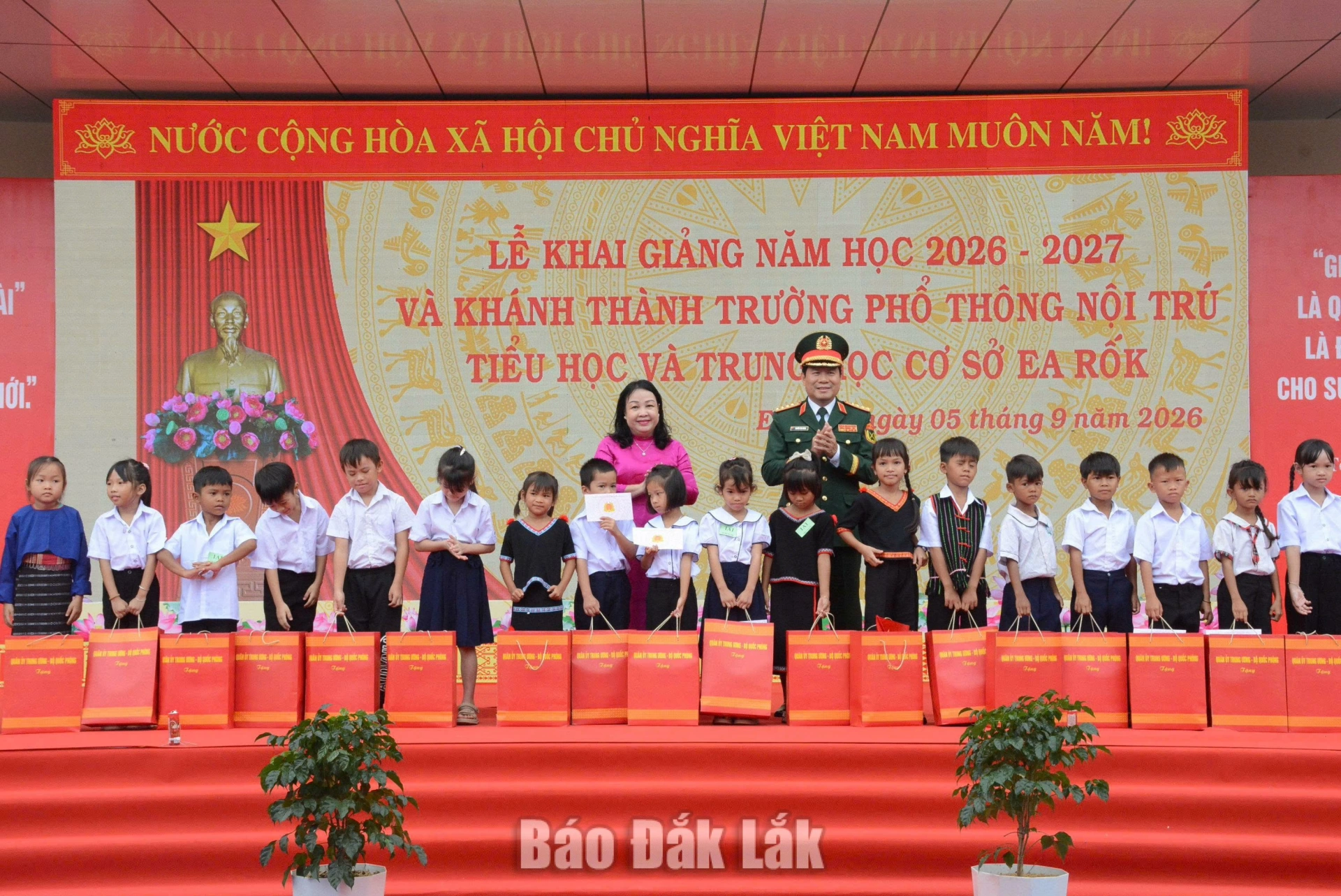 Đại tướng Nguyễn Tân Cương và đồng chí Cao Thị Hòa An tặng quà các em học sinh có hoàn cảnh khó khăn Trường Phổ thông nội trú Tiểu học và THCS Ea Rốk 
nhân dịp khai giảng năm học mới. Ảnh: Lan Anh