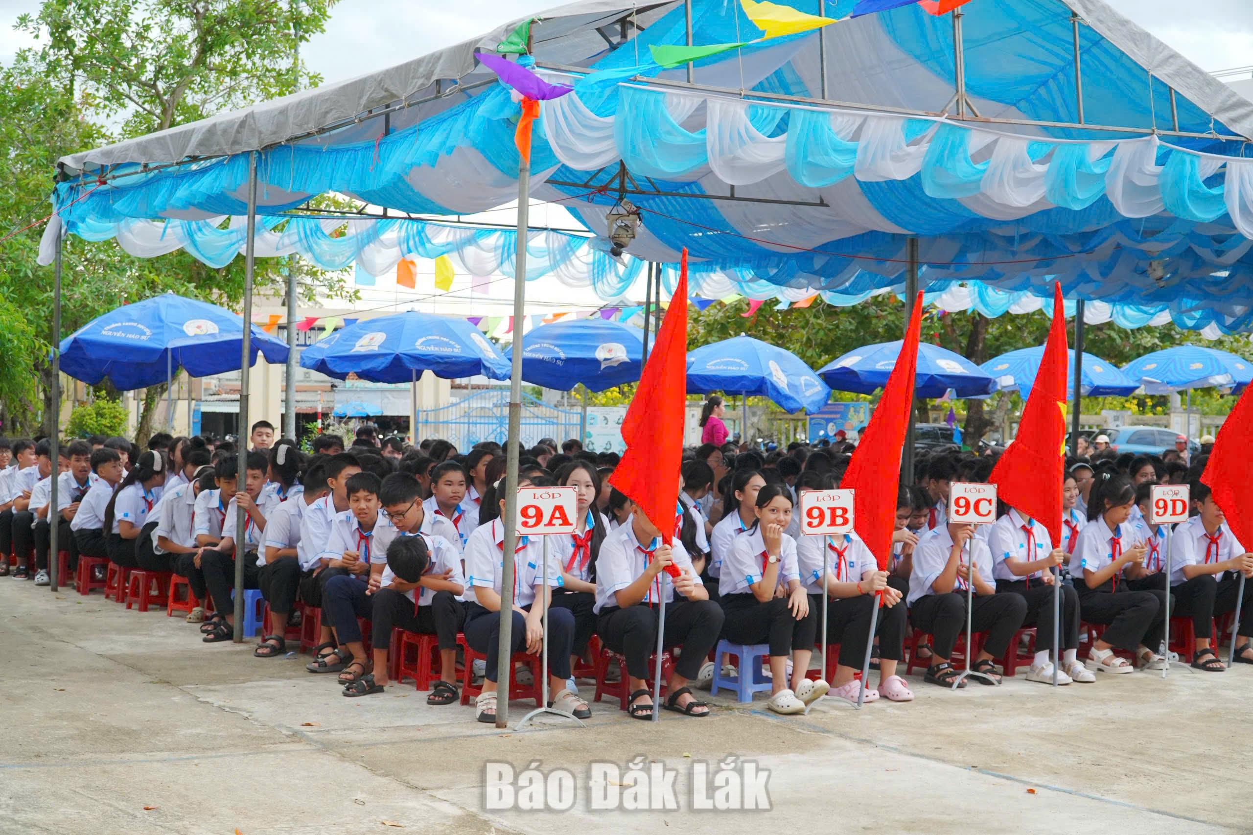 Học sinh xã Xuân Phước hân hoan bước vào năm học mới.