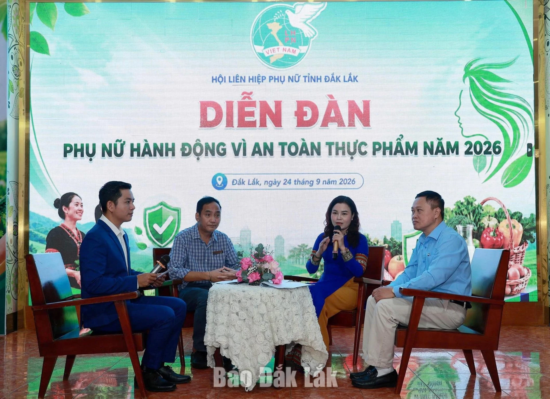 Các đại biểu trao đổi, chia sẻ thông tin hữu ích tại diễn đàn.