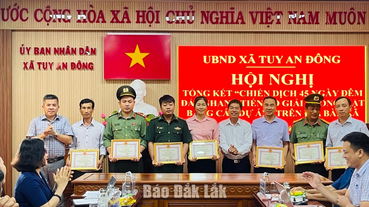 Tuy An Đông tổng kết chiến dịch 45 ngày đêm giải phóng mặt bằng 2 Lãnh đạo UBND xã Tuy An Đông khen thưởng cho các cá nhân có thành tích xuất sắc trong công tác GPMB.