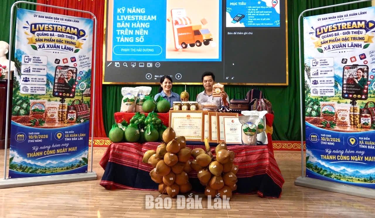 Xã Xuân Lãnh tập huấn kỹ năng livestream bán sản phẩm OCOP 2 Các hộ sản xuất và chủ thể OCOP ở Xuân Lãnh livetream bán hàng các sản phẩm đặc trưng địa phương.