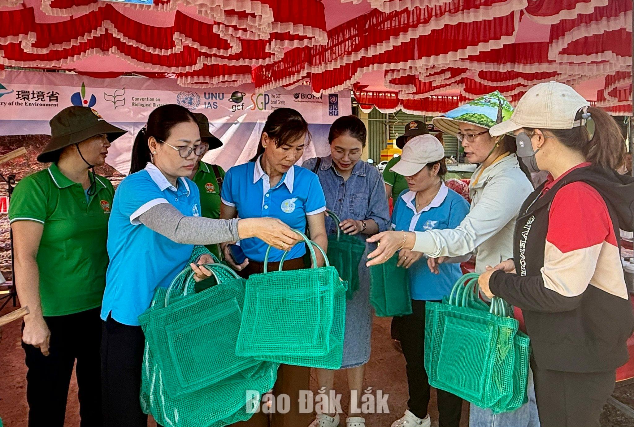 Phiên chợ giới thiệu sản phẩm chủ lực, đặc trưng tại xã Ô Loan 3 Điểm nhấn của phiên chợ là hoạt động quảng bá sản phẩm gắn với tuyên truyền bảo vệ môi trường và hệ sinh thái san hô Hòn Yến là đi chợ bằng túi lưới để hạn chế rác thải.