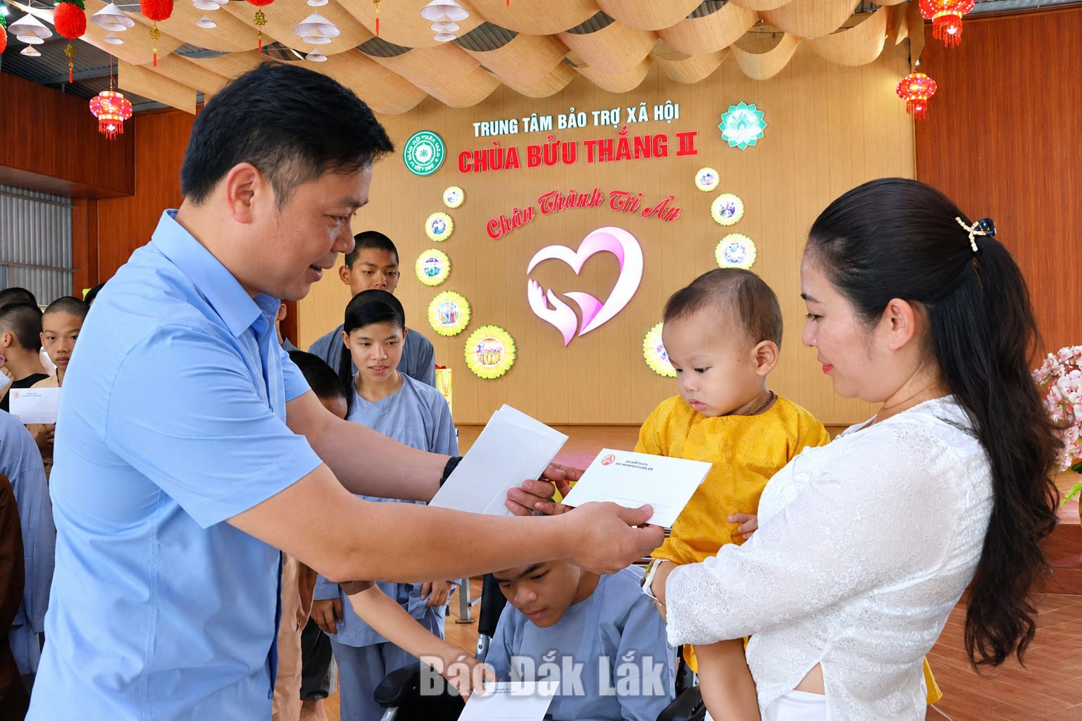 Gieo yêu thương cho trẻ mồ côi 1 Ủy viên dự khuyết Trung ương Đảng, Phó Bí thư Tỉnh ủy, Chủ tịch UBND tỉnh Đỗ Hữu Huy thăm, tặng quà trẻ em mồ côi tại Trung tâm Bảo trợ xã hội chùa Bửu Thắng (cơ sở 2). Ảnh: Minh Thông