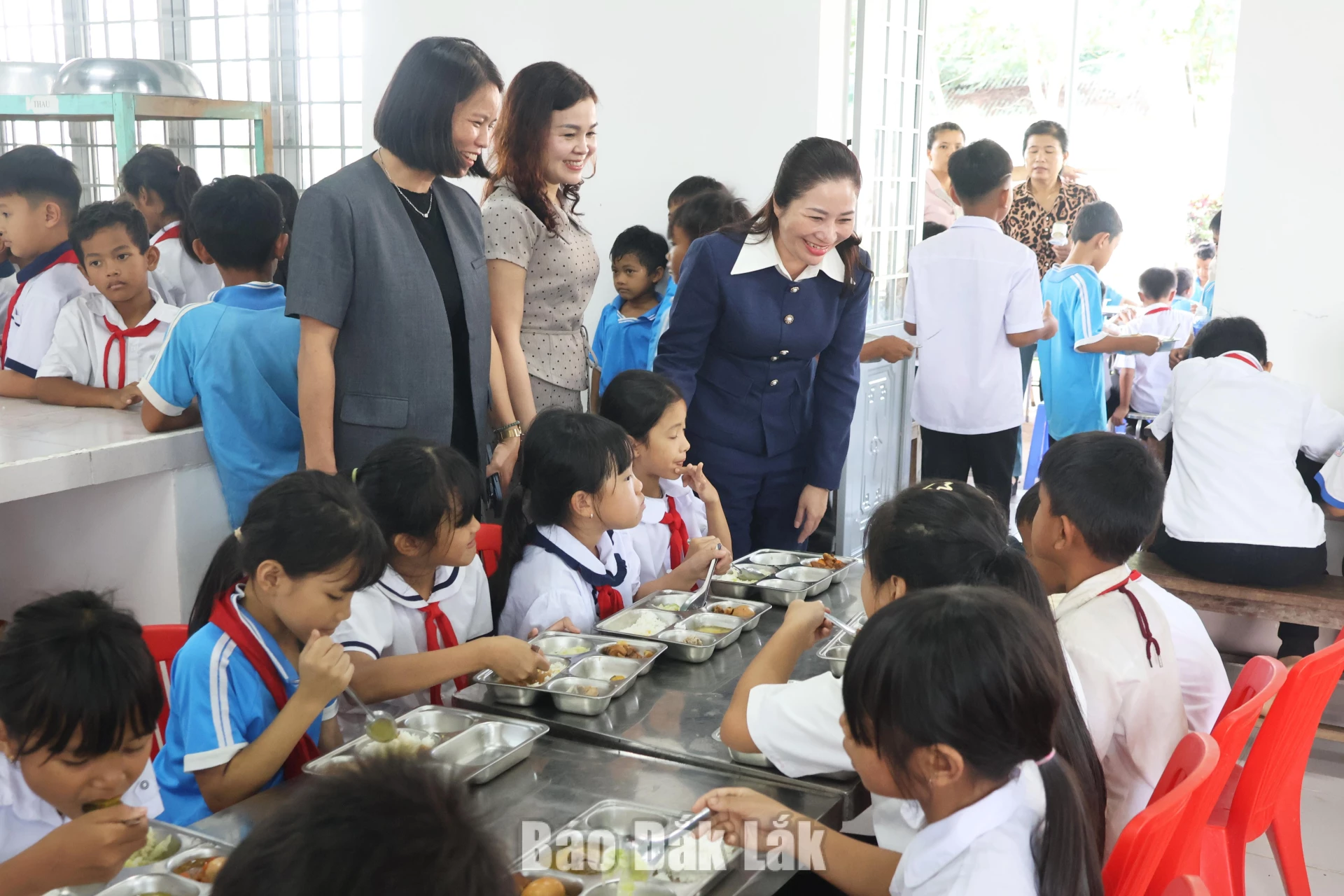 Khảo sát bữa ăn dinh dưỡng tại Trường Tiểu học và THCS Y Ngông Niê KĐăm 3 Đồng chí Phúc Bình Niê KĐăm, Phó Chủ tịch HĐND tỉnh