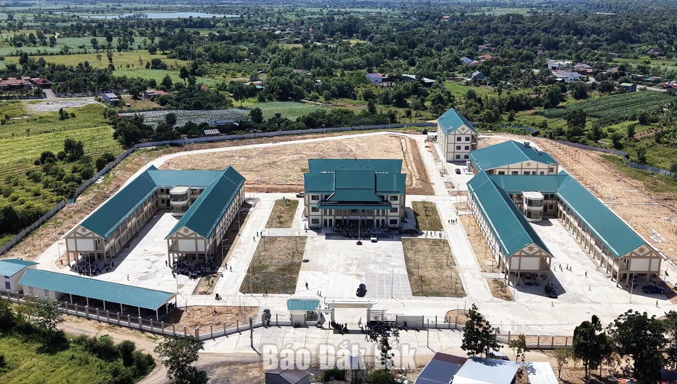 Bí thư Tỉnh ủy Lương Nguyễn Minh Triết và Chủ tịch UBND tỉnh Đỗ Hữu Huy dự Lễ khai giảng tại xã biên giới Buôn Đôn 4 Toàn cảnh Trường Phổ thông nội trú Tiểu học và THCS Buôn Đôn.