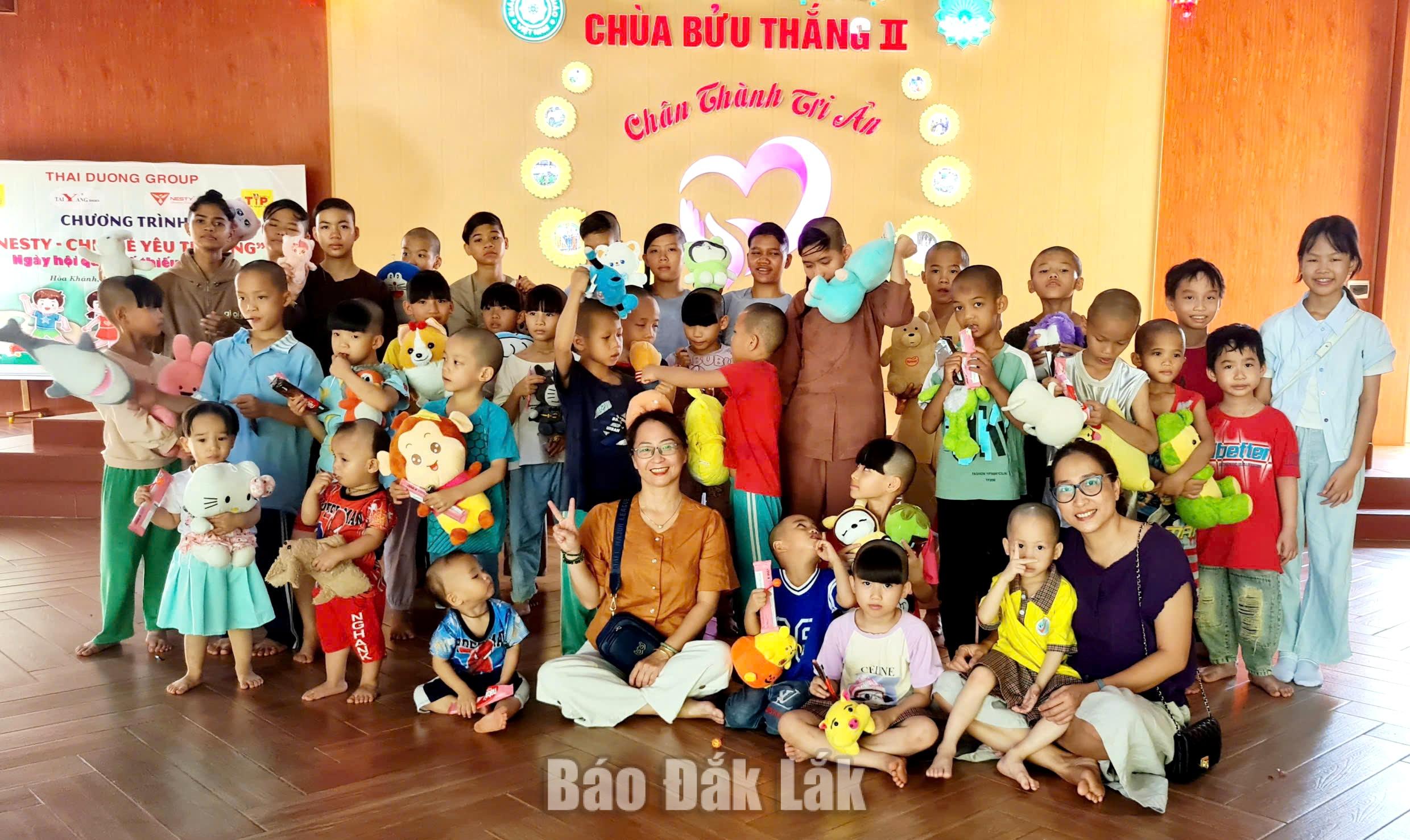 Gieo yêu thương cho trẻ mồ côi 2 Các nhà hảo tâm trên địa bàn phường Buôn Ma Thuột thăm, tặng quà cho trẻ em mồ côi tại Trung tâm Bảo trợ xã hội chùa Bửu Thắng (cơ sở 2).