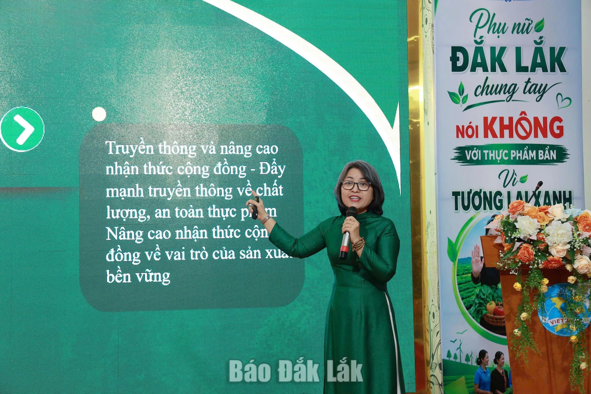 trình bày tham luận về phát huy vai trò doanh nghiệp nữ trong xây dựng chuỗi nông sản sạch.