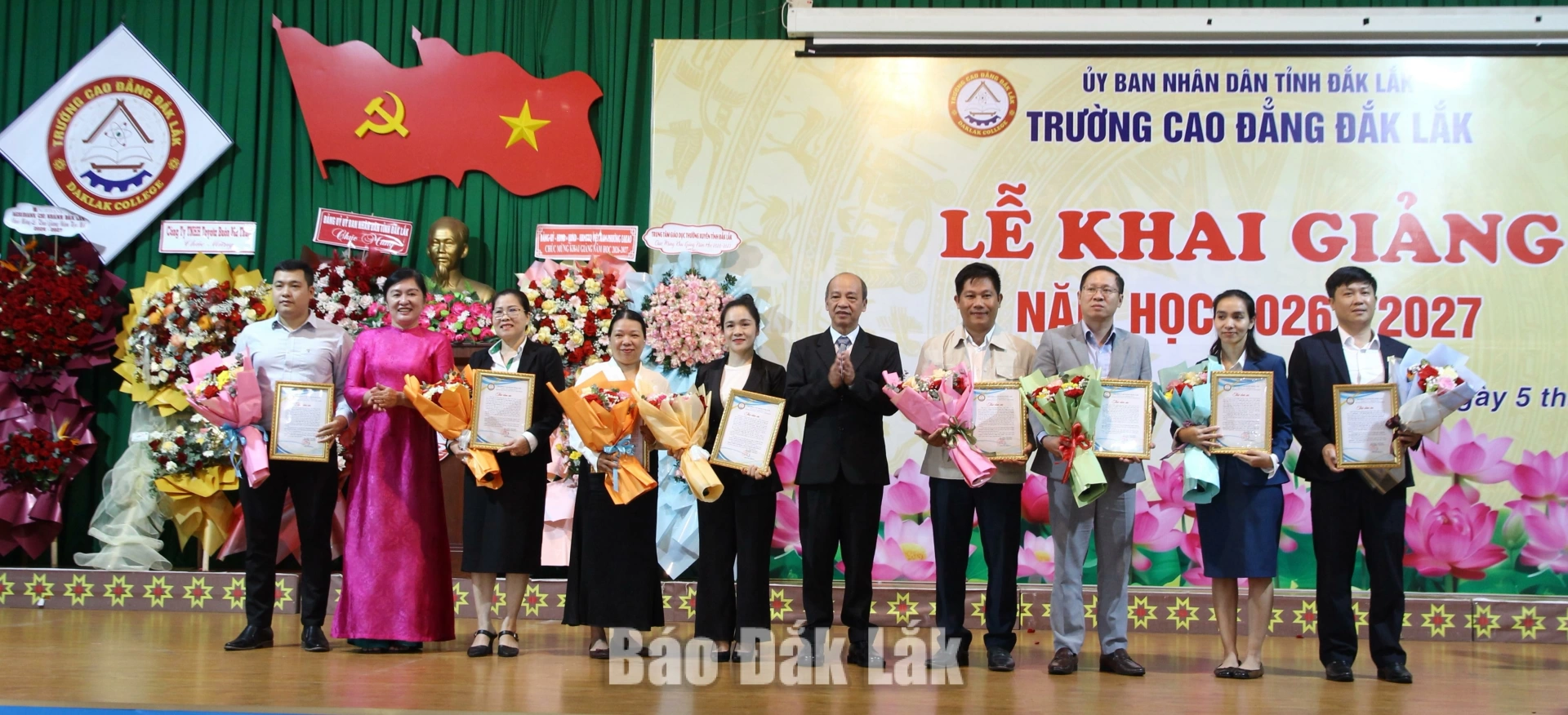 Trường Cao đẳng Đắk Lắk khai giảng năm học 2026 – 2027 4 Lãnh đạo nhà trường trao thư cảm ơn, tri ân các đơn vị, doanh nghiệp đã đồng hành, trao học bổng cho học sinh, sinh viên.