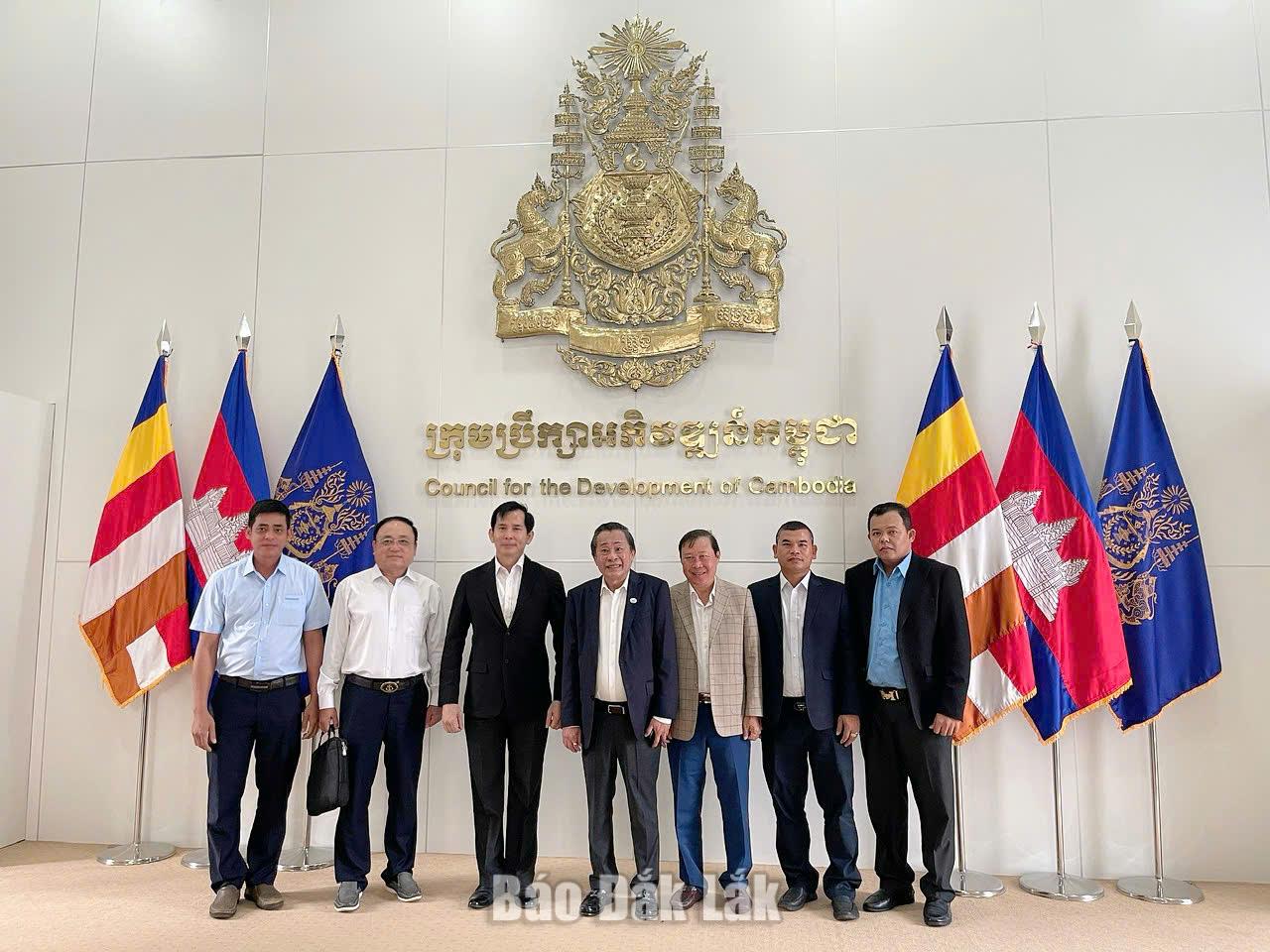 Đối thoại giữa các bộ ngành Campuchia với doanh nghiệp, nhà đầu tư Việt Nam 2 Các đại biểu chụp hình lưu niệm sau buổi gặp mặt, đối thoại