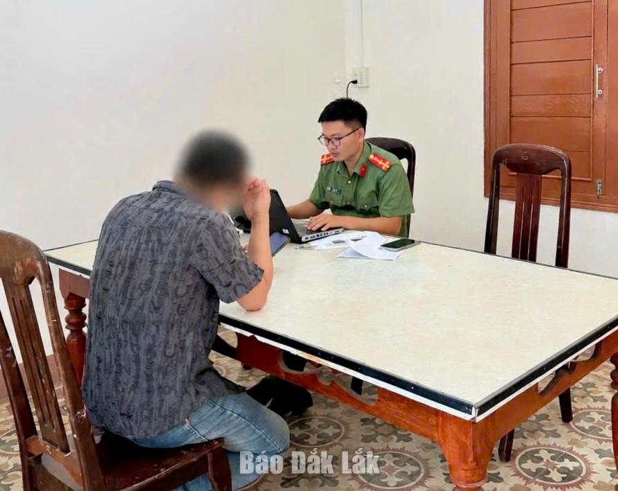 Công an phường Phú Yên xử lý một trường hợp bình luận thông tin sai sự thật trên mạng xã hội 1 Cán bộ Công an phường Phú Yên làm việc với H.Đ.H.N.