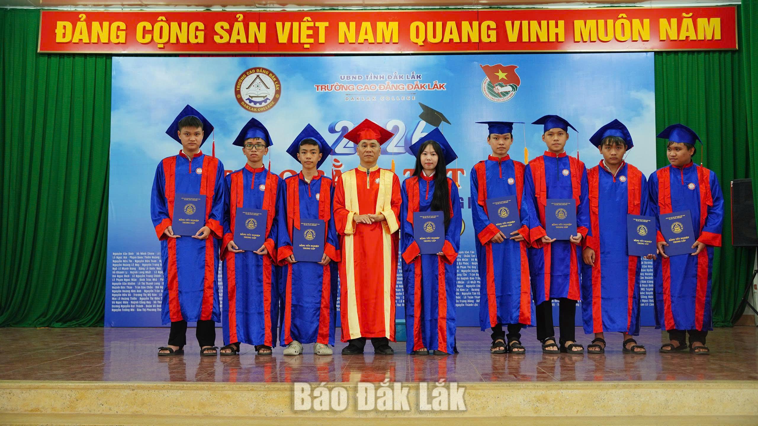 Trường Cao đẳng Đắk Lắk trao bằng tốt nghiệp cho 345 học sinh, sinh viên 1 Trao bằng tốt nghiệp cho học sinh khóa học 2024 - 2026.