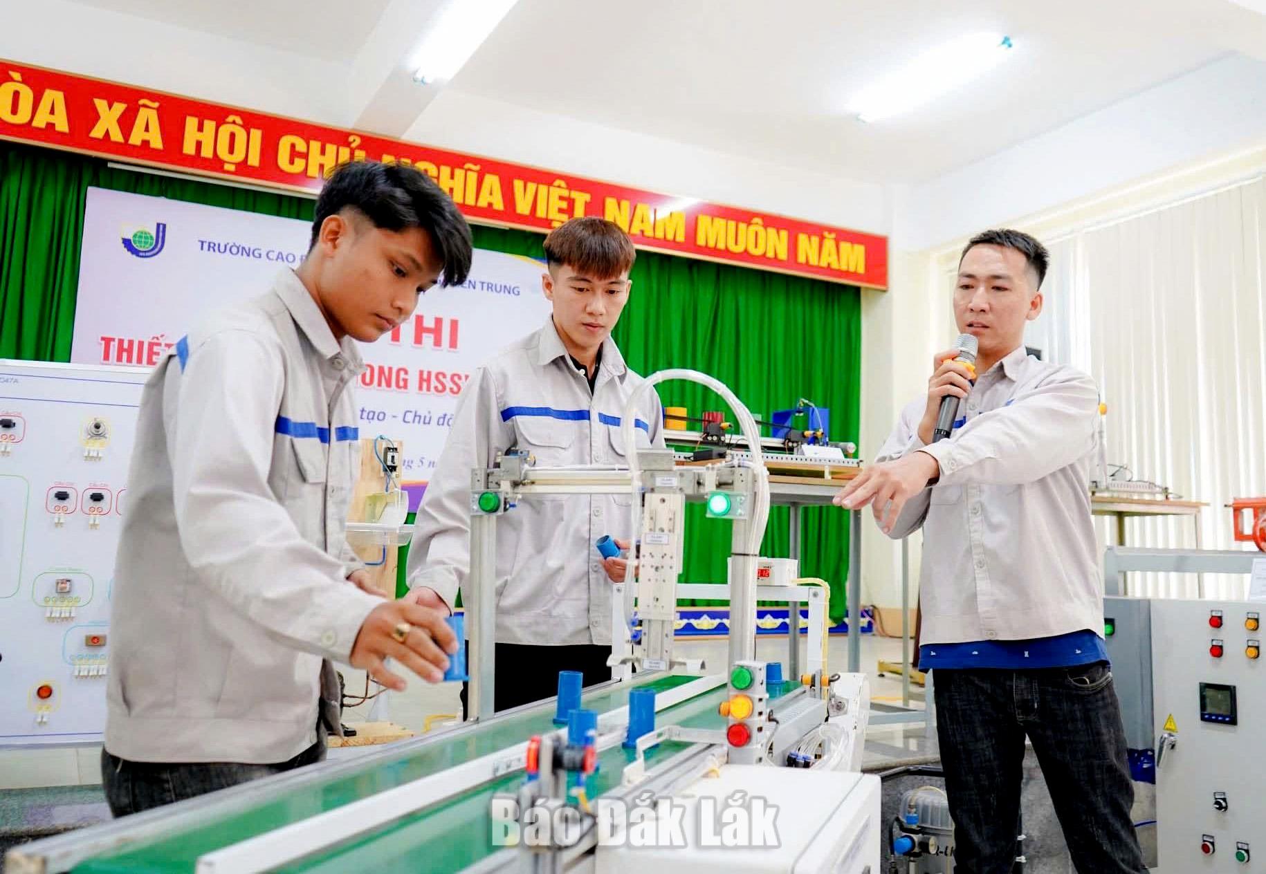 Dây chuyền phân loại sản phẩm của sinh viên ngành Điện công nghiệp, Trường Cao đẳng Công thương miền Trung tại Hội thi thiết bị tự làm trong học sinh, sinh viên năm 2026.