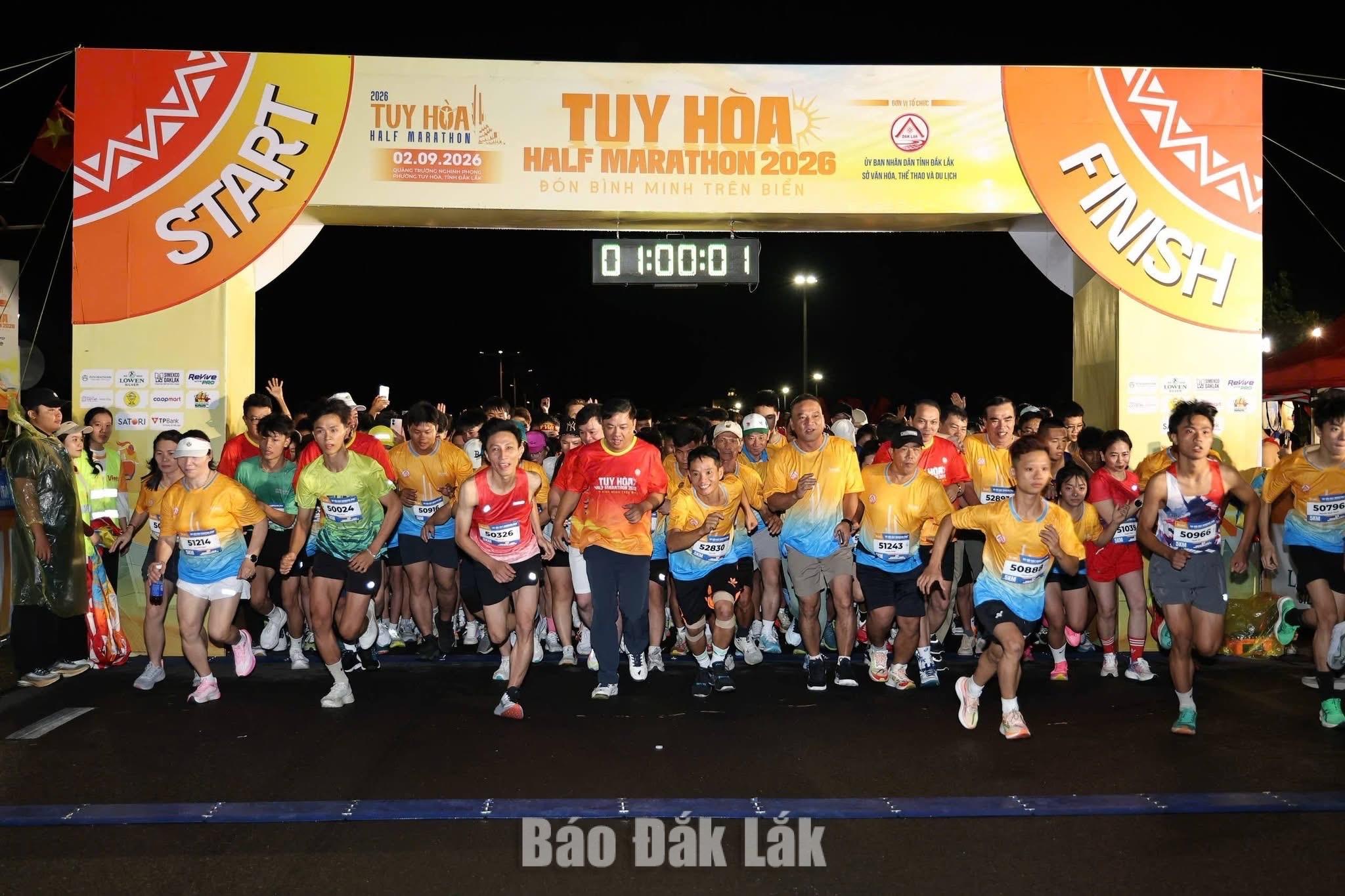 Gần 3.000 vận động viên tham gia Giải chạy “Đón bình minh trên biển” 1 Lãnh đạo tỉnh và gần 3.000 vận động viên tham gia Giải chạy “Đón bình minh trên biển”