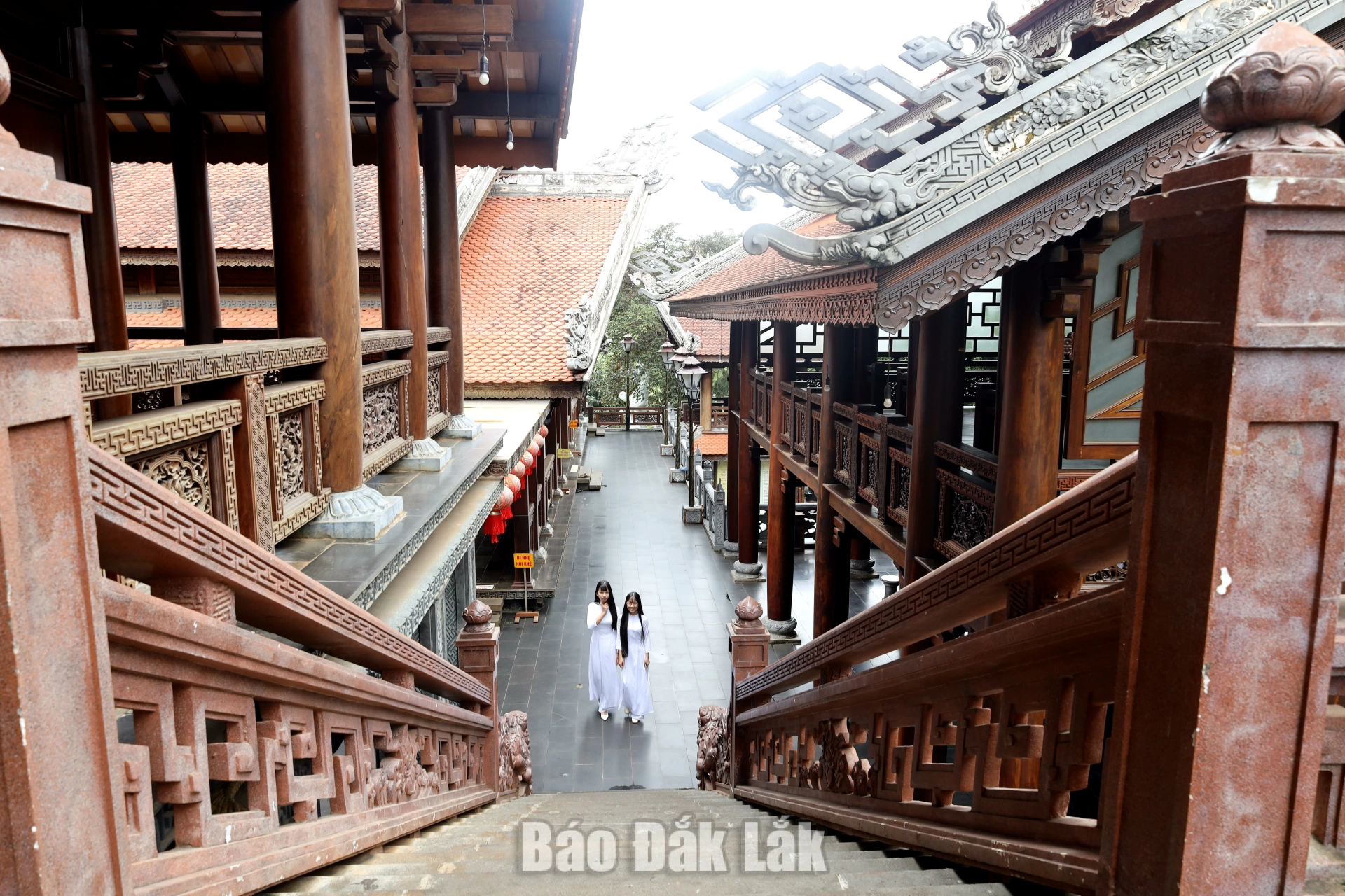 Chùa Sắc tứ Khải Đoan thu hút nhiều du khách đến tìm hiểu vẻ đẹp kiến trúc và thực hiện nghi lễ tâm linh. Ảnh: Nguyễn Xuân