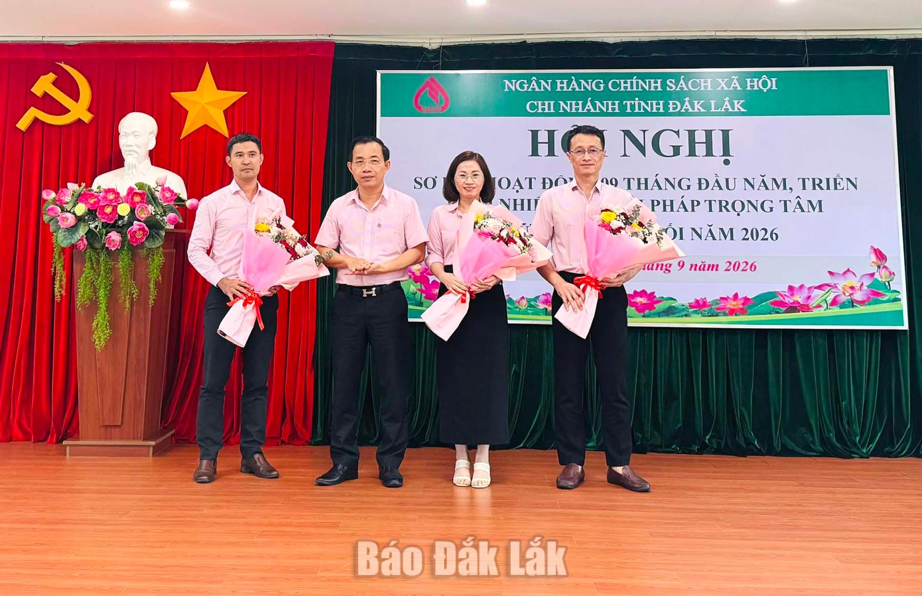 Chi nhánh Ngân hàng Chính sách xã hội tỉnh Đào Thái Hòa tặng hoa chúc mừng các tập thể các thành tích đạt loại xuất sắc và nhất trong phong trào thi đua 9 tháng đầu năm.