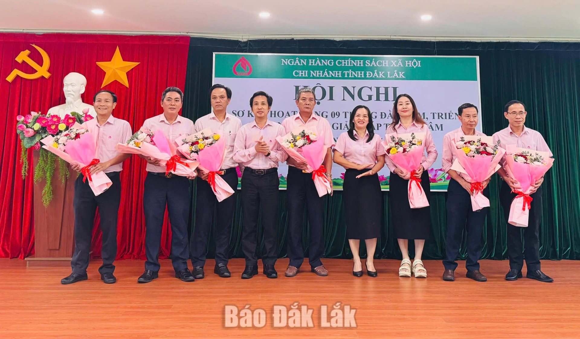 Đại diện Chi nhánh Ngân hàng Chính sách xã hội tỉnh tặng hoa chúc mừng cho các tập thể xuất sắc trong phong trào thi đua.