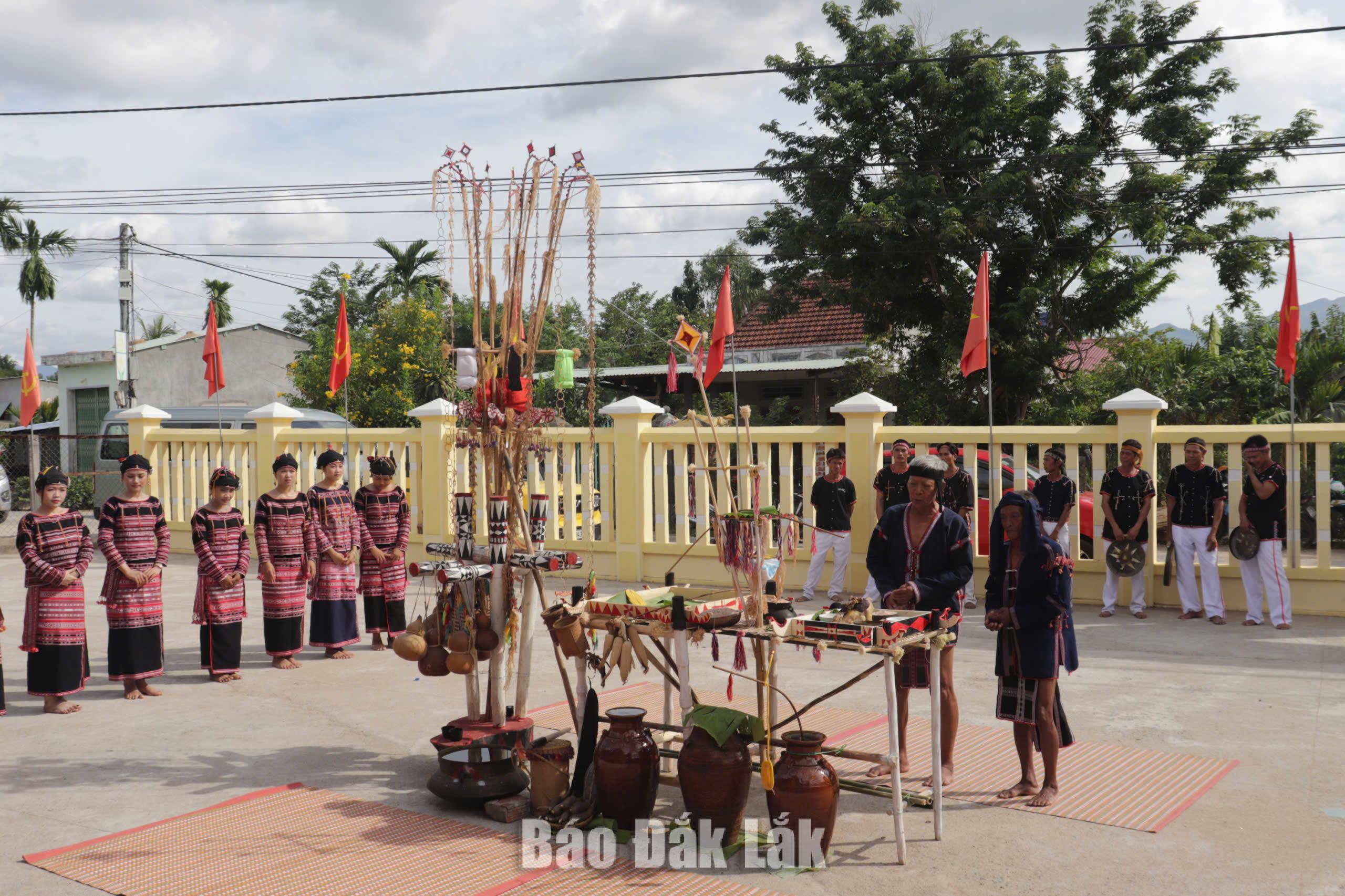 Các già làng tiến hành nghi thức truyền thống của lễ cúng cầu mùa.