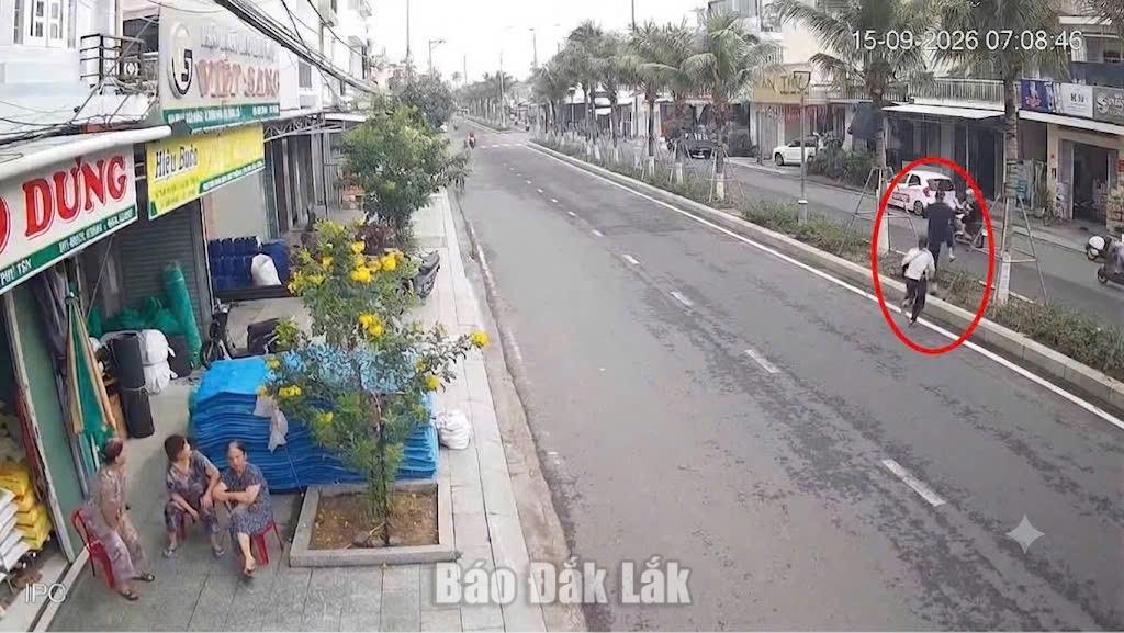 Nhóm người nước ngoài bỏ chạy ra đường sau khi cướp tiệm vàng  được khoanh tròn màu đỏ. Ảnh cắt từ clip