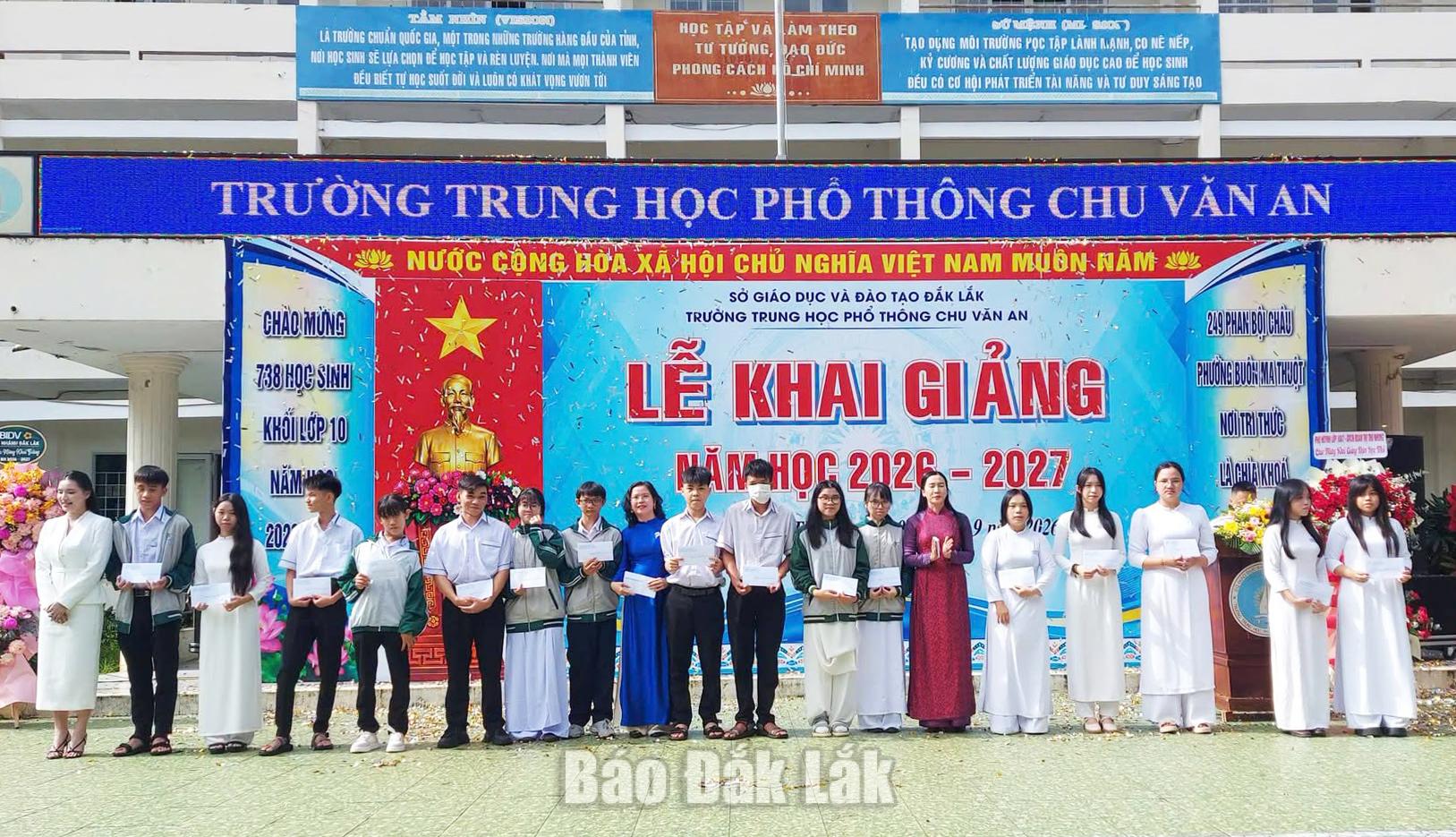 Vun đắp truyền thống, mở lối tương lai 1 Lãnh đạo Trường THPT Chu Văn An trao học bổng cho học sinh đầu năm học 2026 - 2027. Ảnh: Nhà trường cung cấp