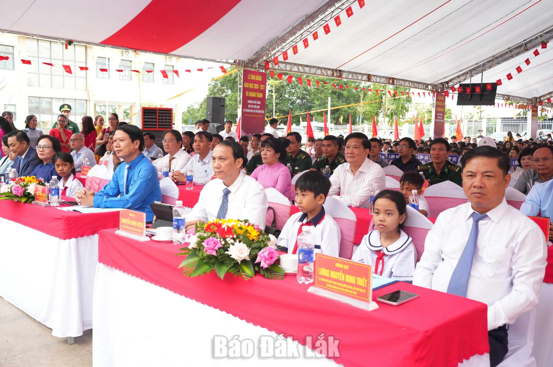 Bí thư Tỉnh ủy Lương Nguyễn Minh Triết và Chủ tịch UBND tỉnh Đỗ Hữu Huy dự Lễ khai giảng tại xã biên giới Buôn Đôn 1 Các đồng chí: Lương Nguyễn Minh Triết, Ủy viên Trung ương Đảng, Bí thư Tỉnh ủy, Trưởng Đoàn ĐBQH tỉnh; Nguyễn Đình Viên, Ủy viên Ban Thường vụ Tỉnh ủy, Chánh Văn phòng Tỉnh ủy và các đại biểu dự lễ khai giảng.