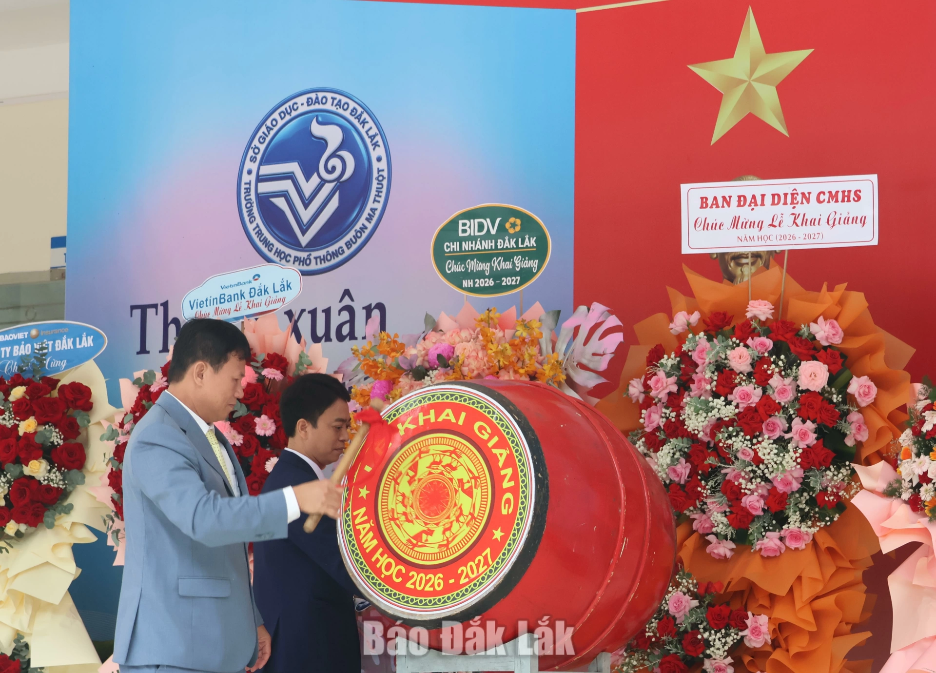 Thầy Nguyễn Đăng Bồng, Hiệu trưởng Trường THPT Buôn Ma Thuột đánh trống khai giảng năm học mới 2026 - 2027.