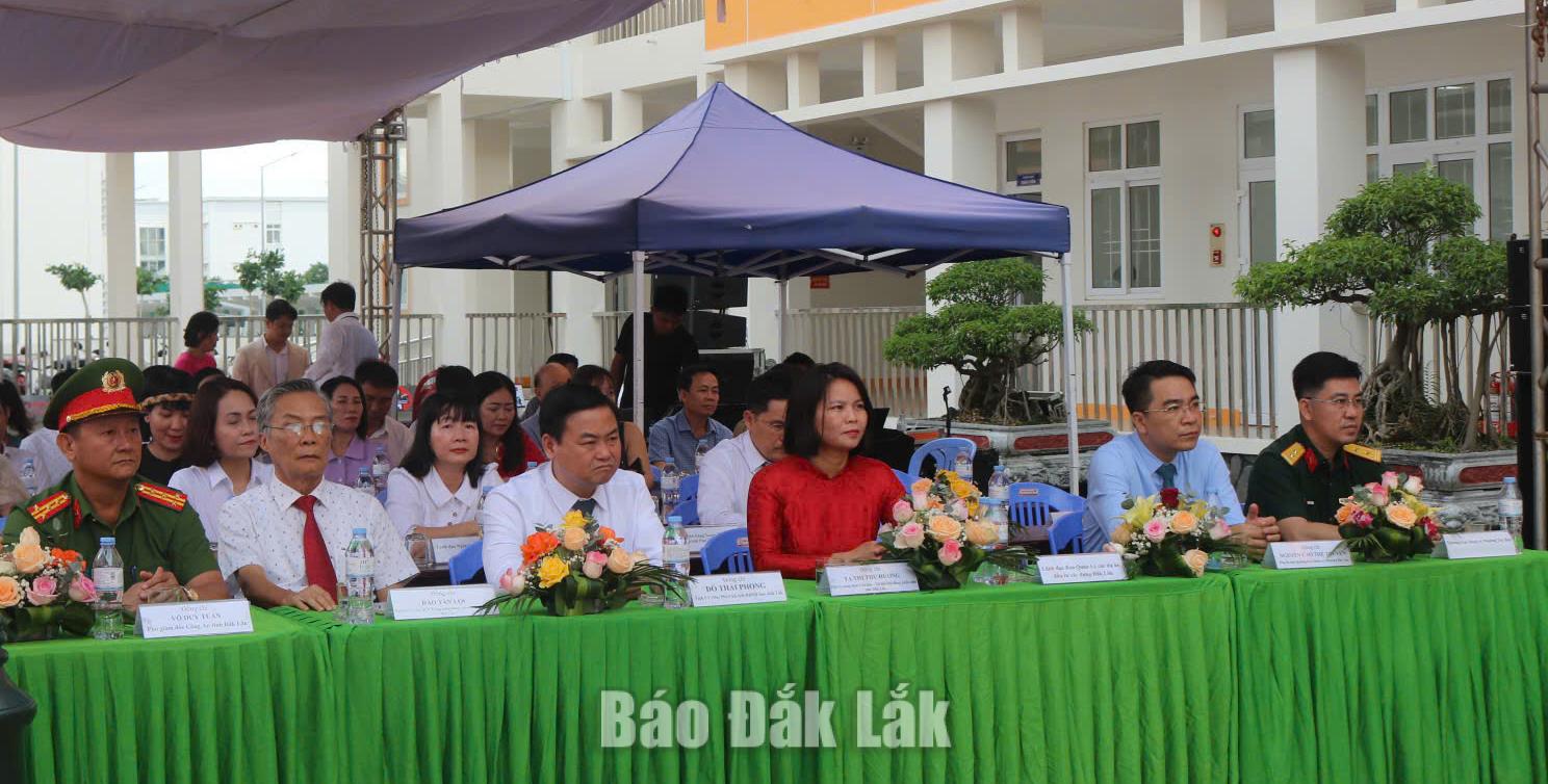 Đại biểu tham dự buổi lễ khai giảng.