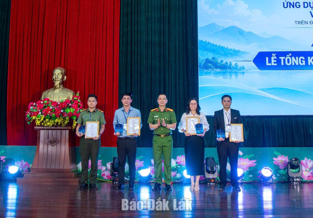 Trao 20 giải thưởng Cuộc thi “Ứng dụng trí tuệ nhân tạo vào cuộc sống” 4 lãnh đạo Công an tỉnh trao giải cho các thi sinh.