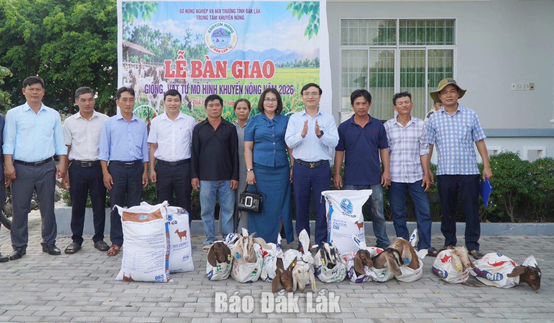 Xã Tuy An Nam: 5 hộ dân được hỗ trợ 70 con dê giống 1 Lãnh đạo Trung tâm Khuyến nông và địa phương bàn giao dê giống thương phẩm cho các hộ dân.