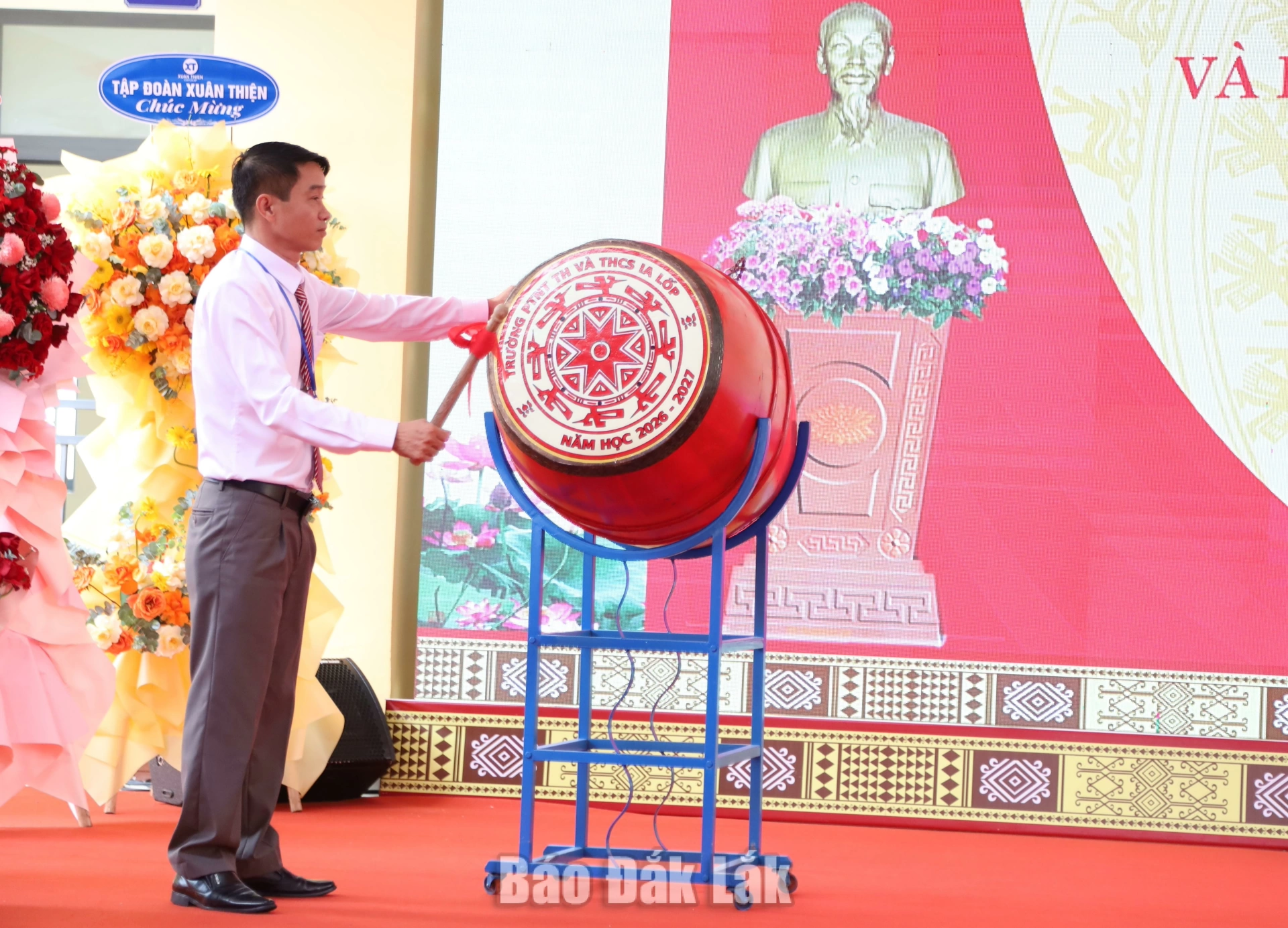 Thầy Phạm Duy Tĩnh, Hiệu trưởng Trường Phổ thông nội trú Tiểu học và THCS Ia Lốp đánh trống khai trường.