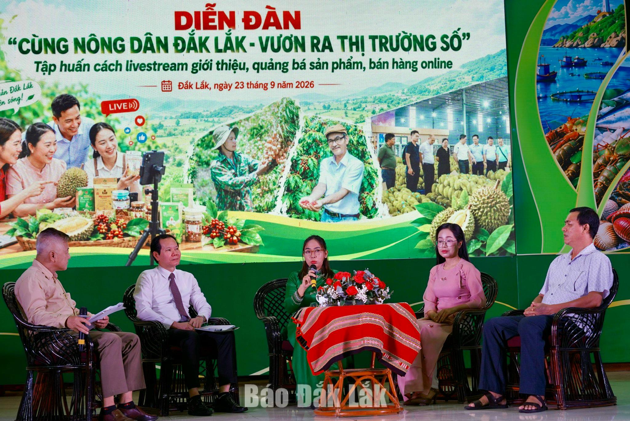 Đồng hành cùng nông dân vươn ra thị trường số 1 Các diễn giả tham gia diễn đàn.